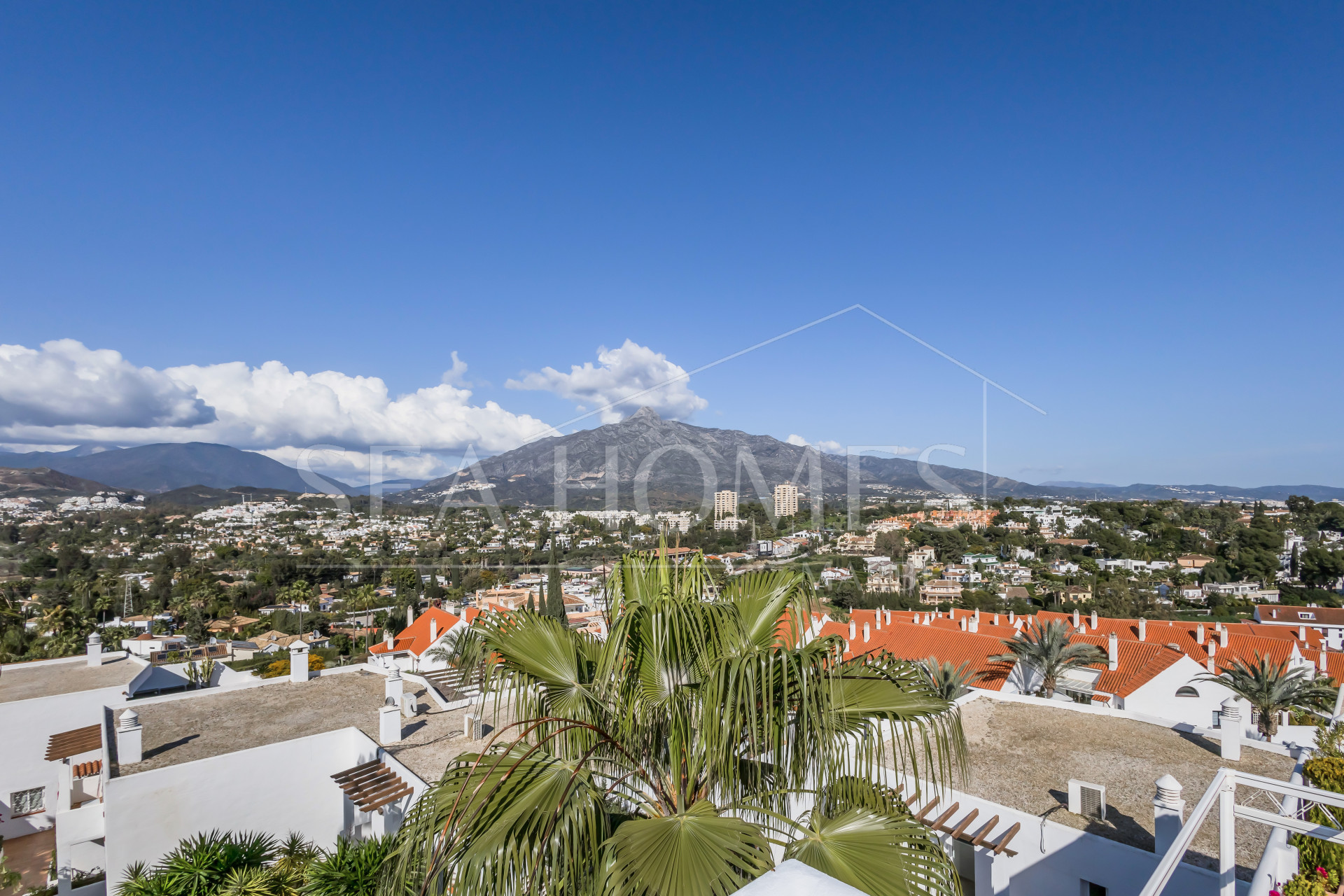 Beautifully reformed two bedroom apartment in the gated community of Jardines de Andalucía, Nueva Andalucia with sea views