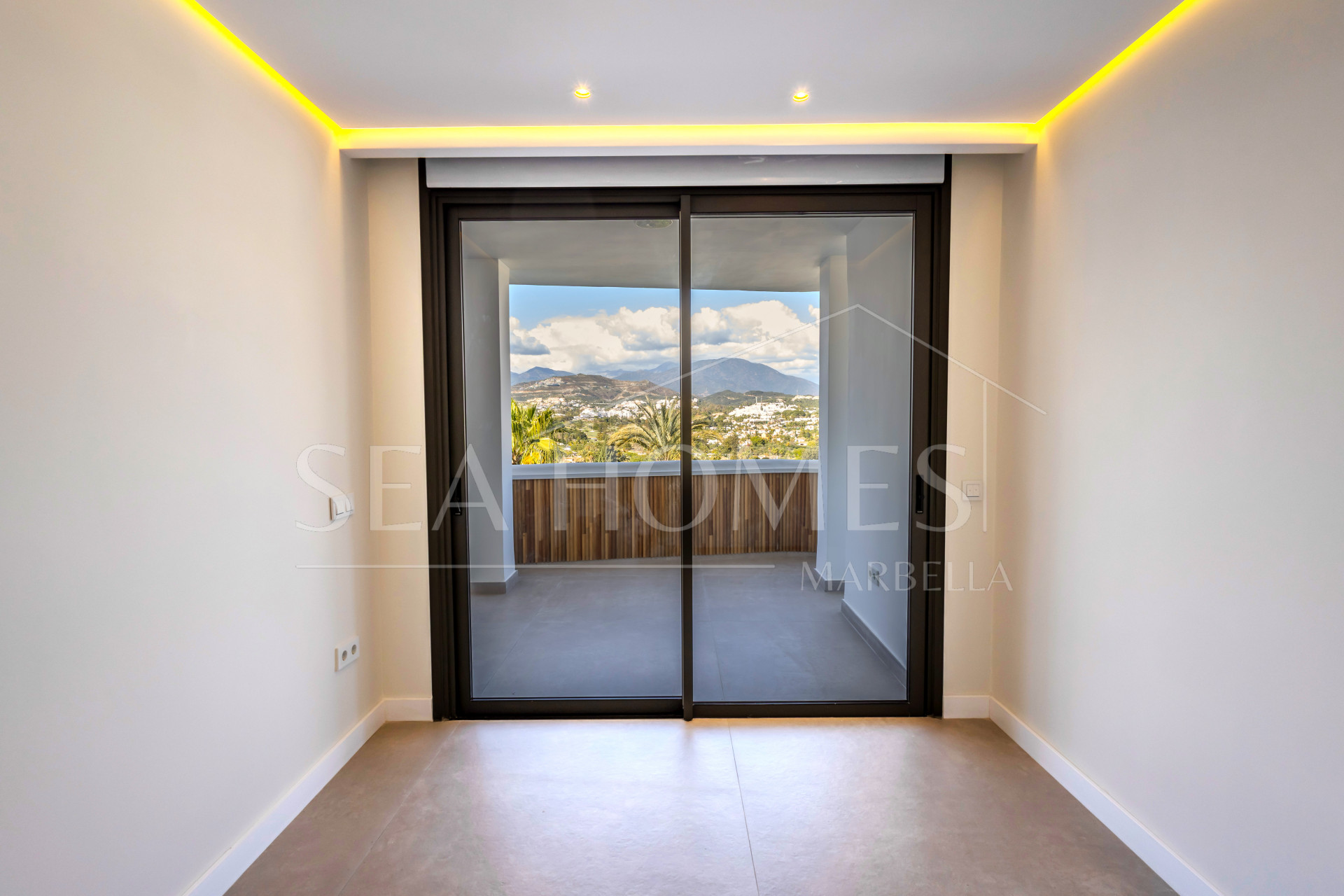 Beautifully reformed two bedroom apartment in the gated community of Jardines de Andalucía, Nueva Andalucia with sea views