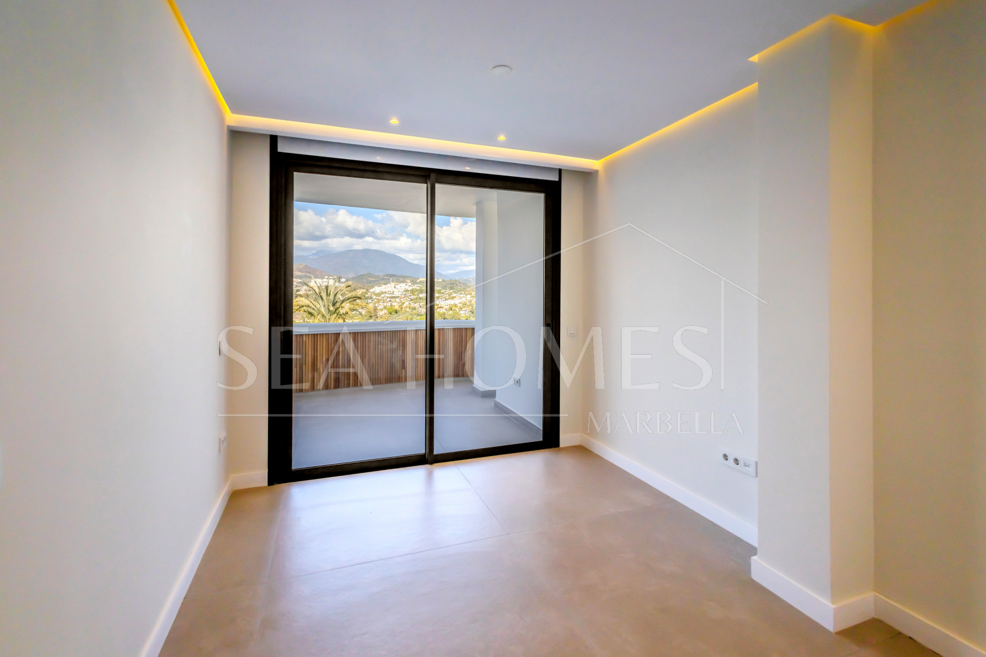 Beautifully reformed two bedroom apartment in the gated community of Jardines de Andalucía, Nueva Andalucia with sea views
