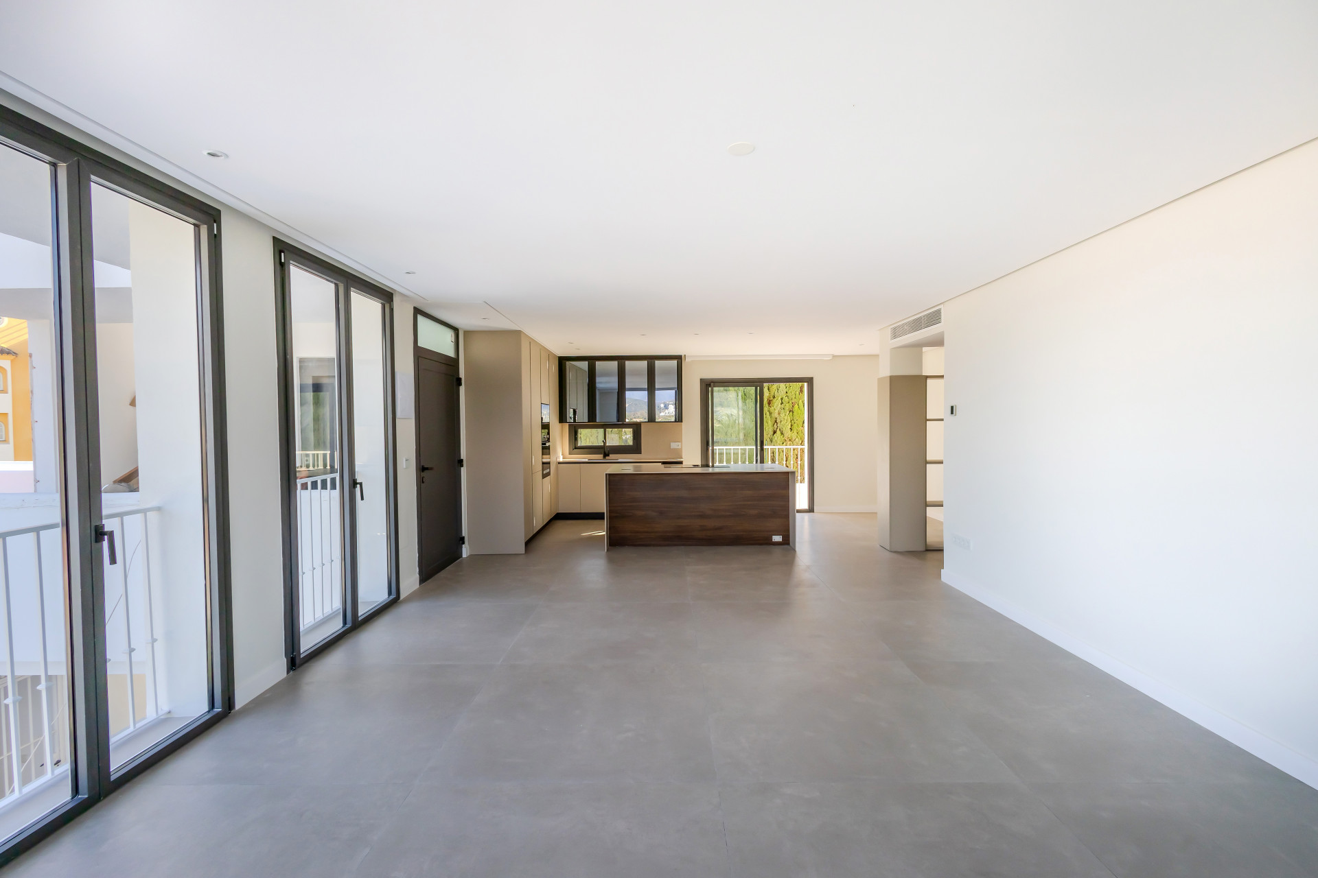 Schöne reformierte Zwei-Zimmer-Wohnung in der gated Gemeinde von Jardines de Andalucía, Nueva Andalucia mit Meerblick