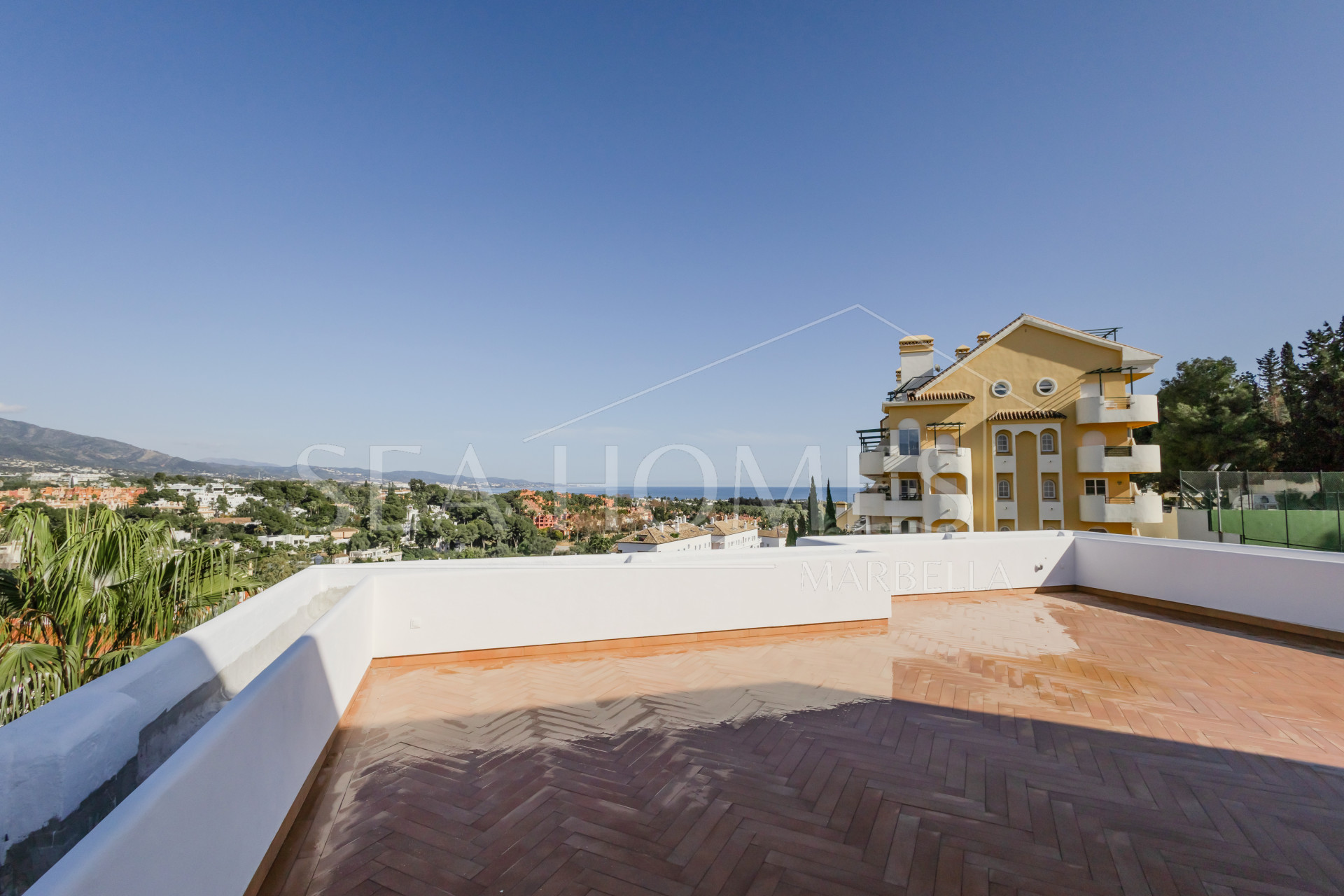 Beautifully reformed two bedroom apartment in the gated community of Jardines de Andalucía, Nueva Andalucia with sea views