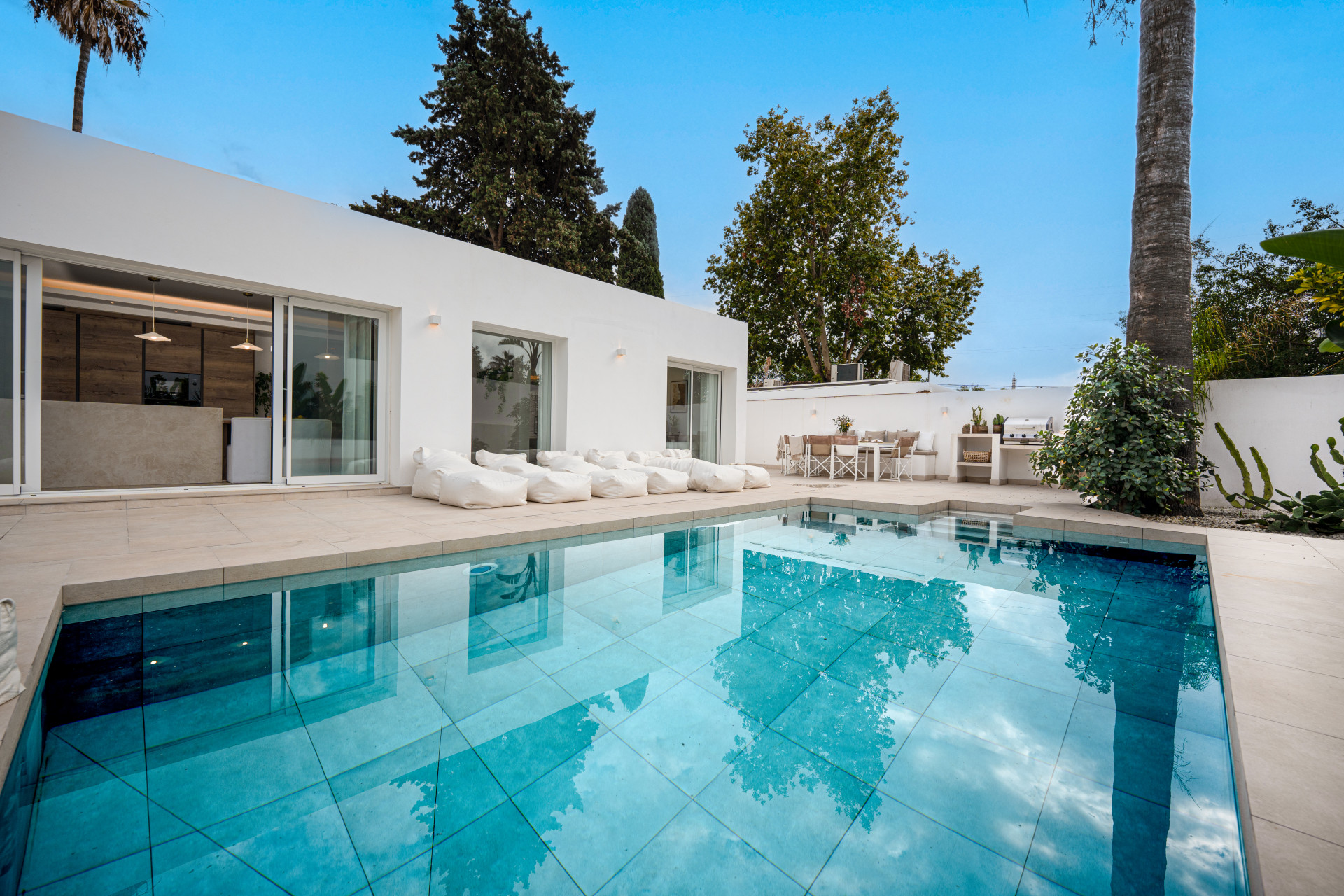 Stunning renovated, four bedroom, single floor Villa located in Nueva Andalucía