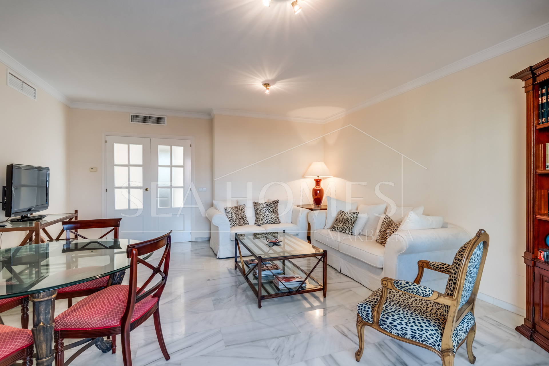Elegant two bedroom, south-west facing apartment in the gated community El Infantado on Marbella’s Golden Mile