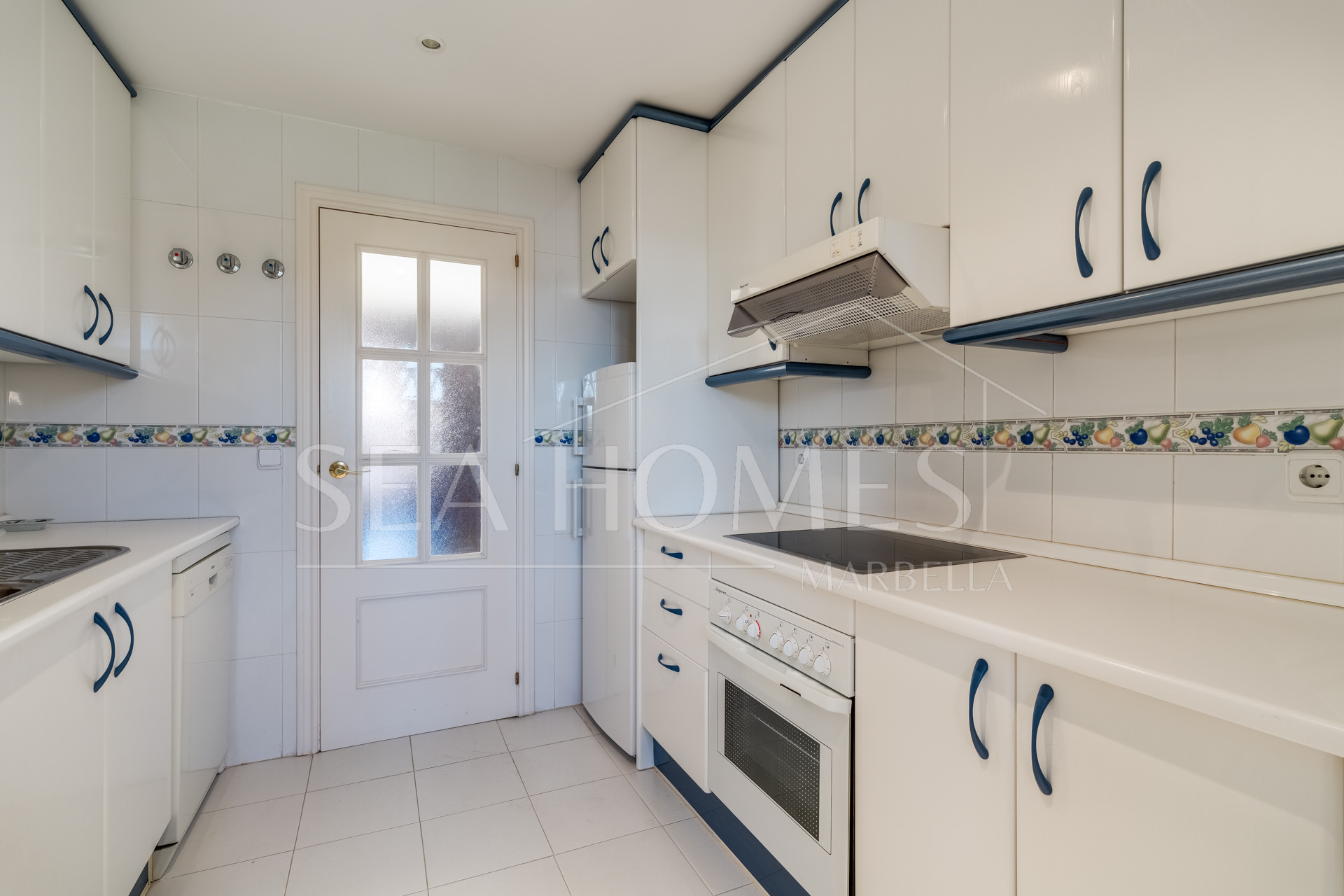 Elegant two bedroom, south-west facing apartment in the gated community El Infantado on Marbella’s Golden Mile