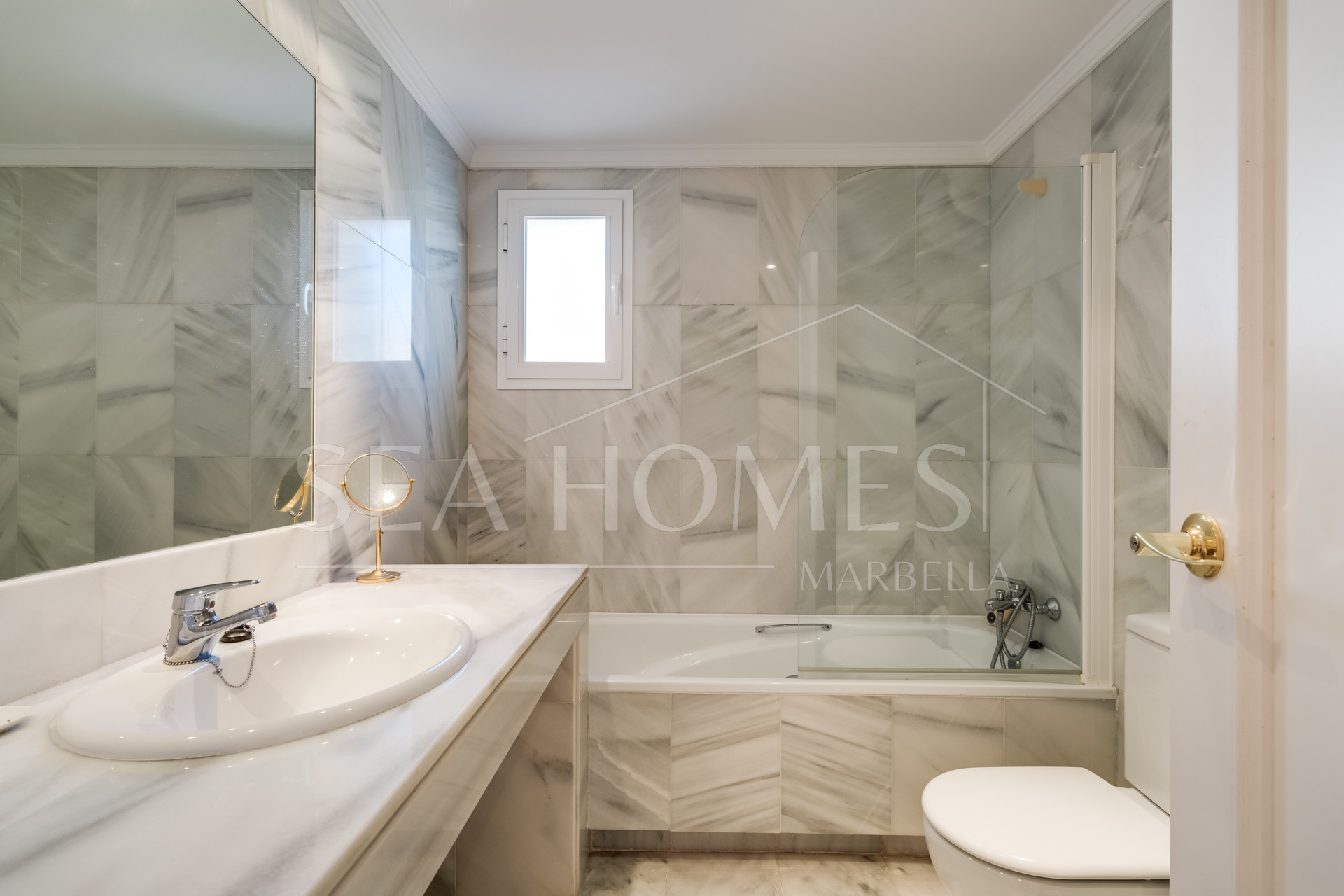 Elegant two bedroom, south-west facing apartment in the gated community El Infantado on Marbella’s Golden Mile