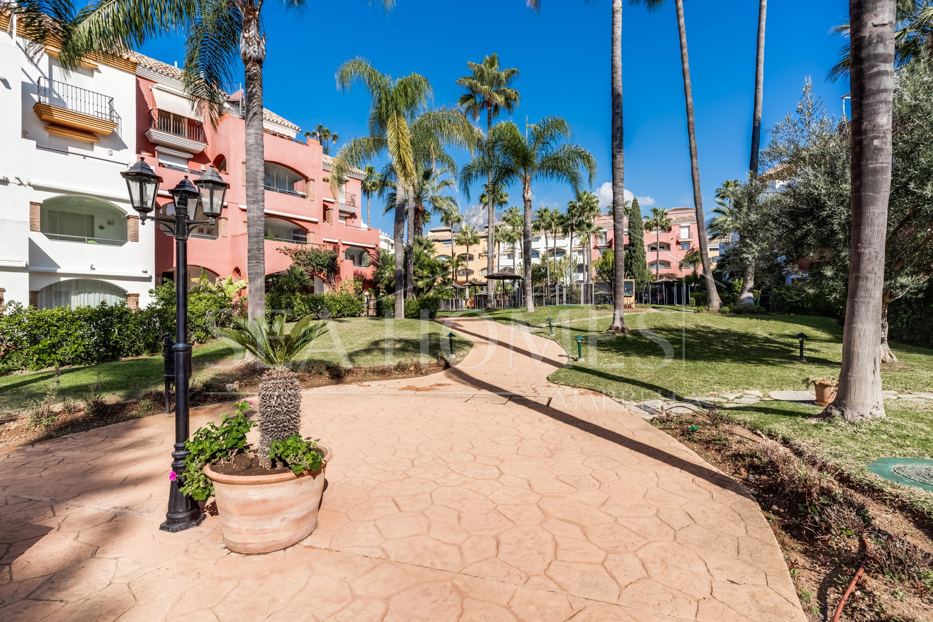 Elegant two bedroom, south-west facing apartment in the gated community El Infantado on Marbella’s Golden Mile