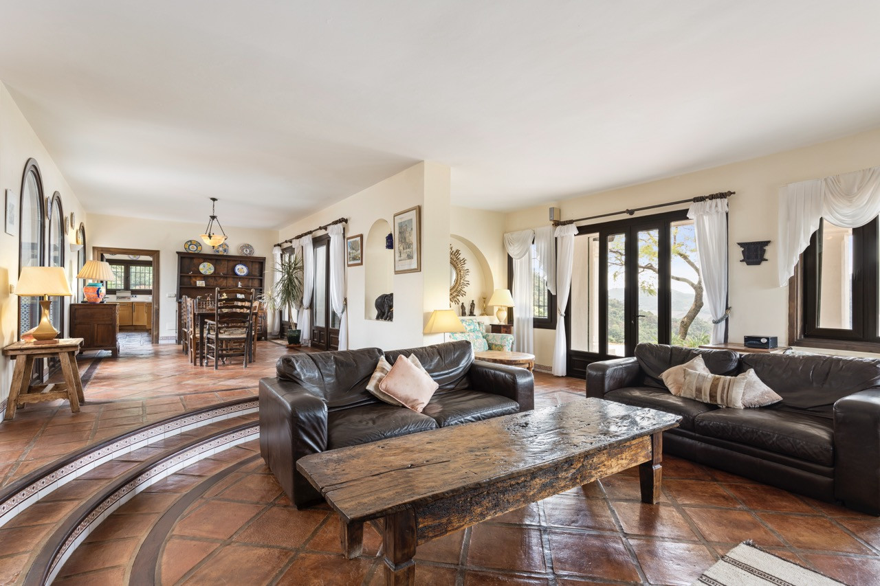 Unique, six bedroom Villa located in Istan with incredible lake and mountain views