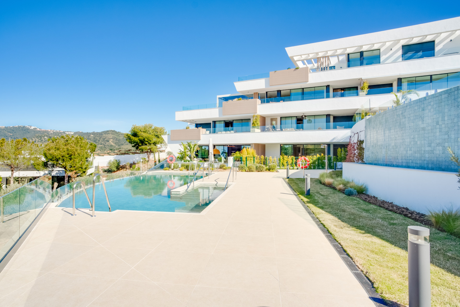 Exklusive neue 2-Zimmer-Wohnung in Marbella Sunset, in Cabopino mit herrlichem Meerblick