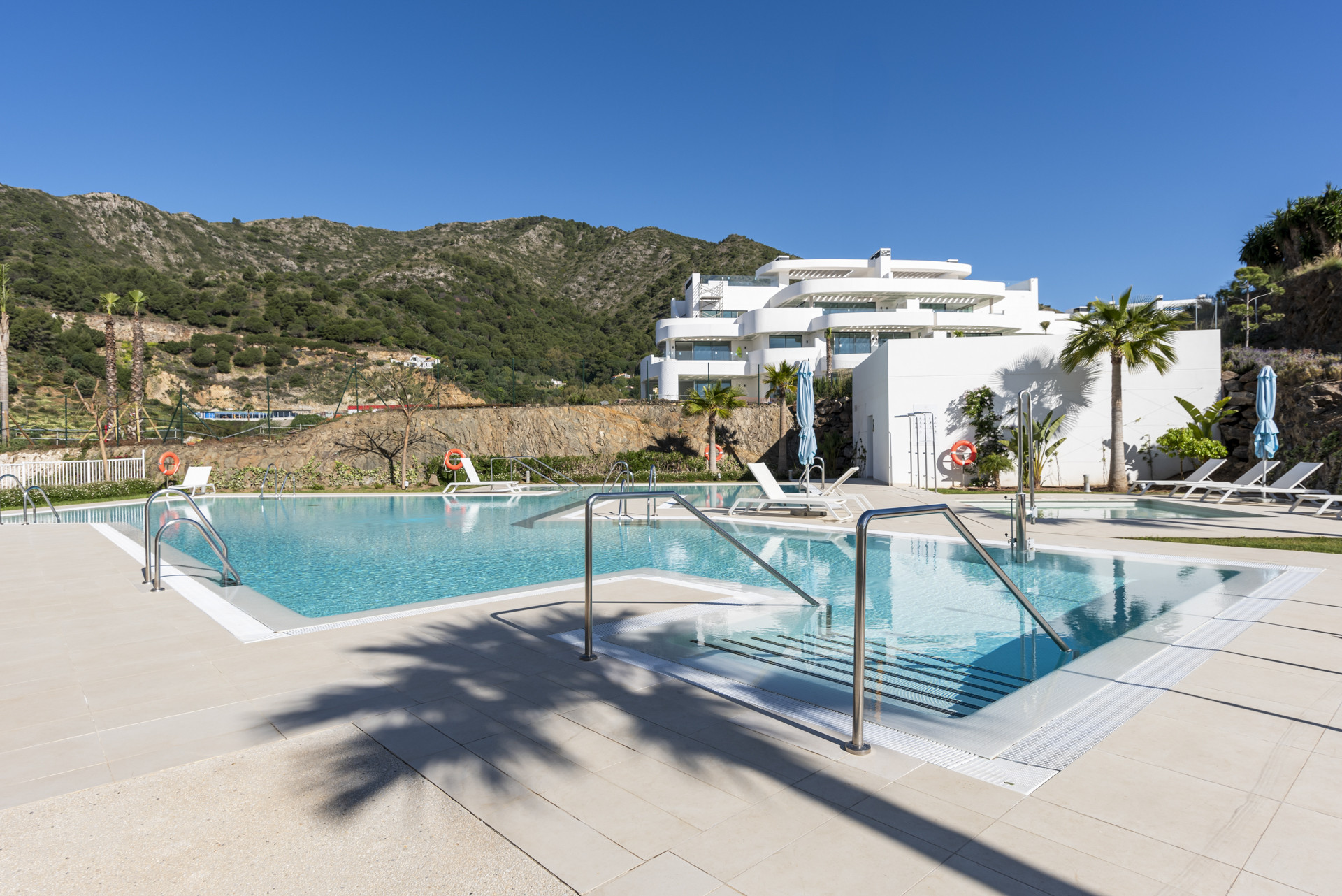 Stunning three bedroom apartment located in the beautiful community of Palo Alto