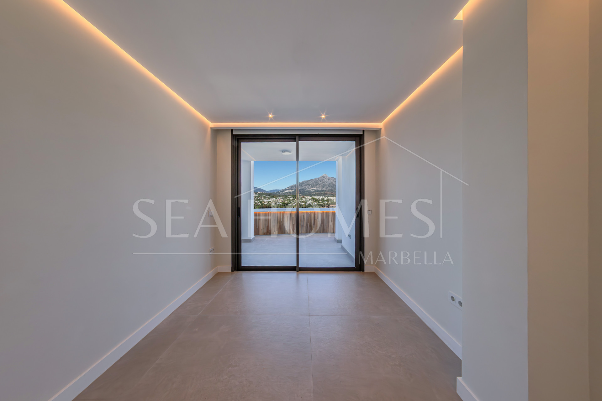 Incredible, beautifully renovated two bedroom penthouse in the gated community of Jardines de Andalucía, Nueva Andalucia