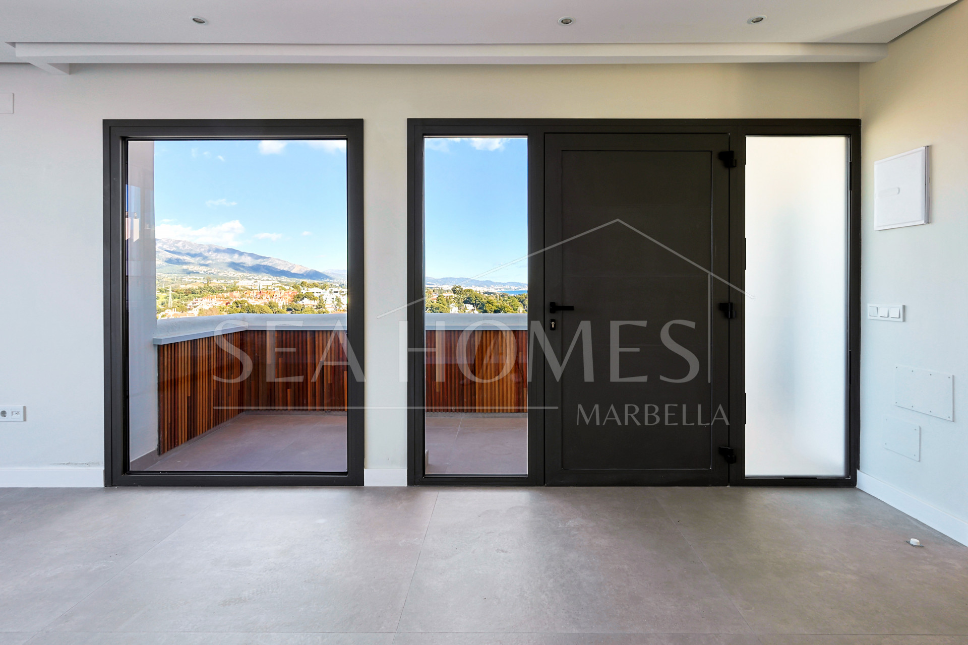 Incredible, beautifully renovated two bedroom penthouse in the gated community of Jardines de Andalucía, Nueva Andalucia