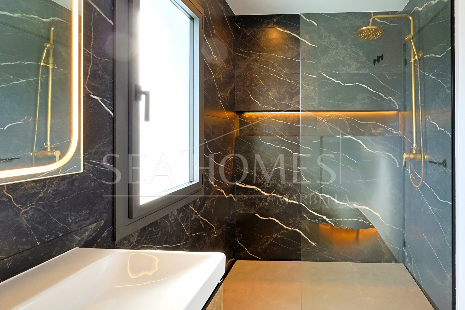 Incredible, beautifully renovated two bedroom penthouse in the gated community of Jardines de Andalucía, Nueva Andalucia