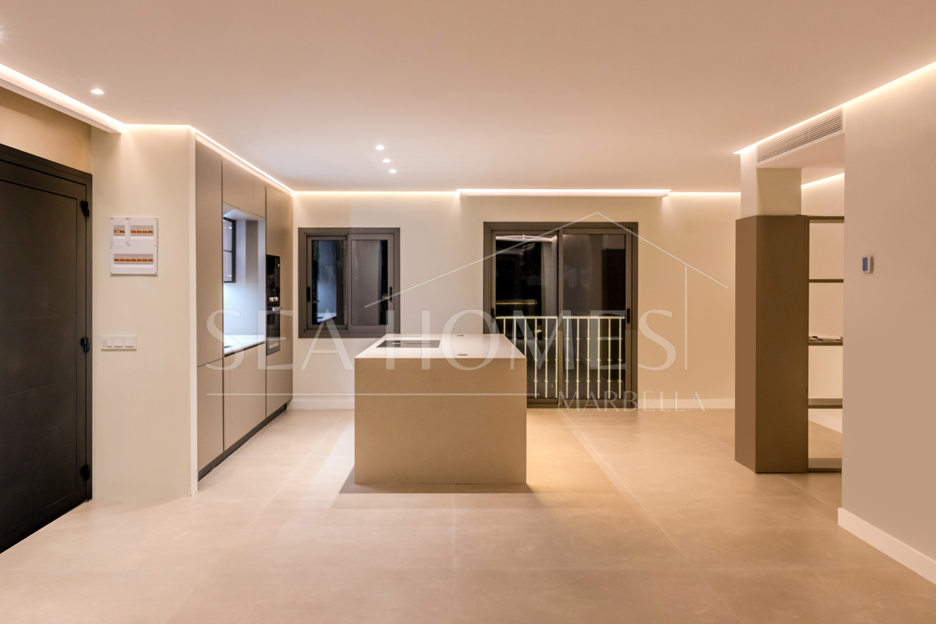 Incredible, beautifully renovated two bedroom penthouse in the gated community of Jardines de Andalucía, Nueva Andalucia