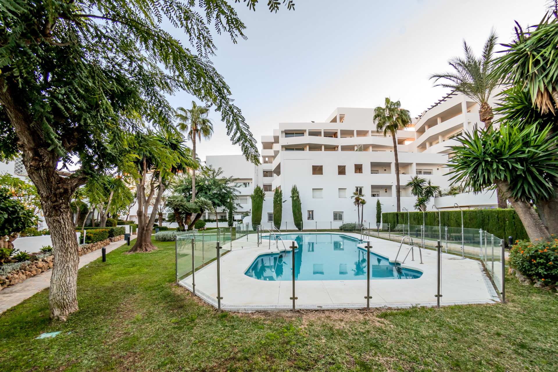 Increíble, hermoso ático de dos dormitorios en la comunidad cerrada de Jardines de Andalucía, Nueva Andalucia