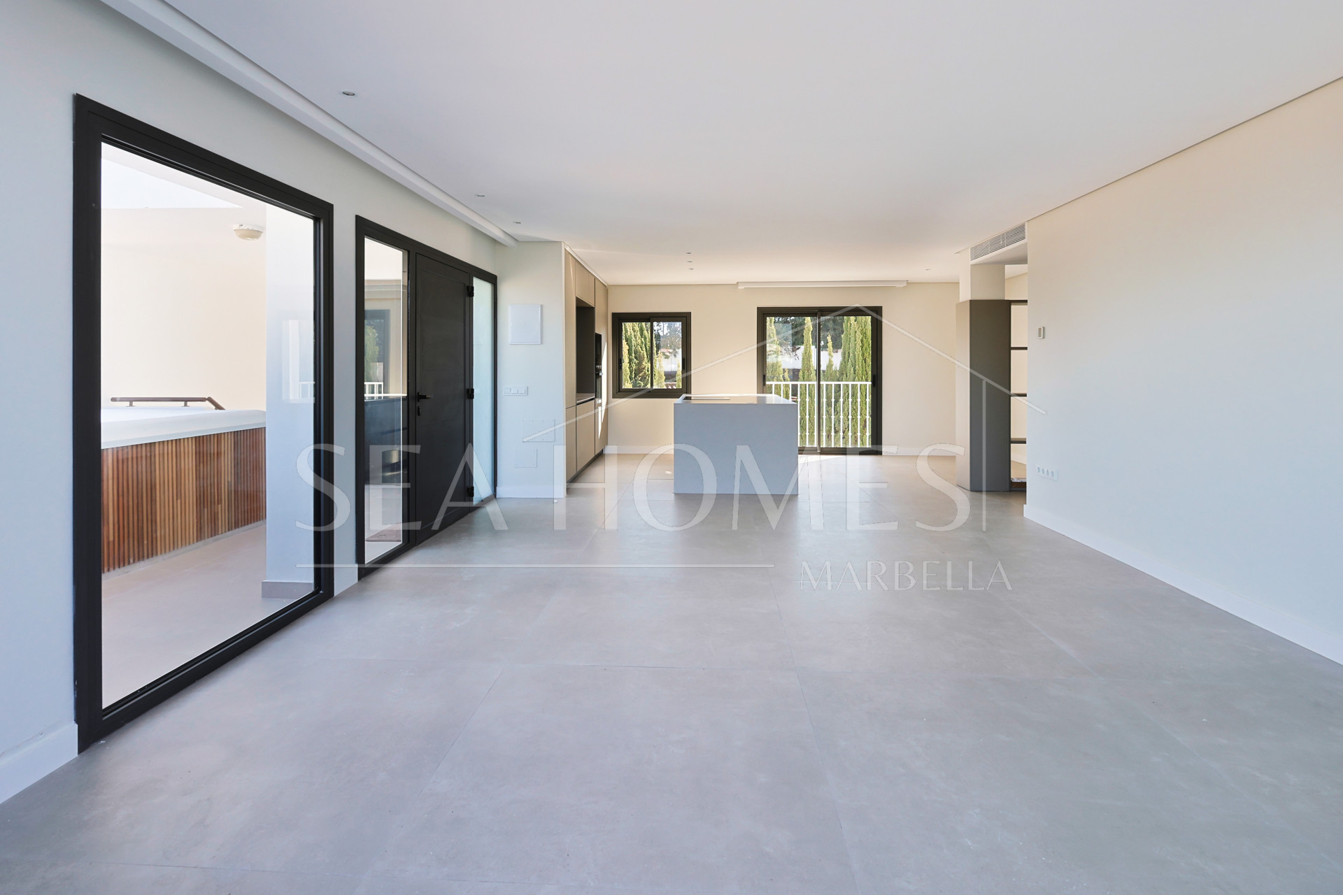 Incredible, beautifully renovated two bedroom penthouse in the gated community of Jardines de Andalucía, Nueva Andalucia