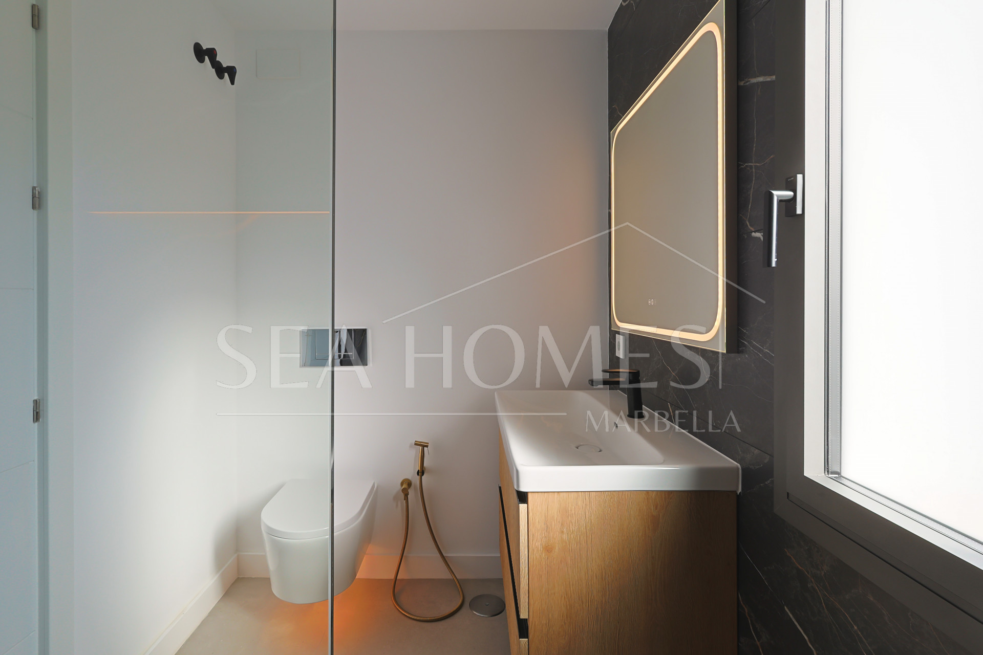 Incredible, beautifully renovated two bedroom penthouse in the gated community of Jardines de Andalucía, Nueva Andalucia