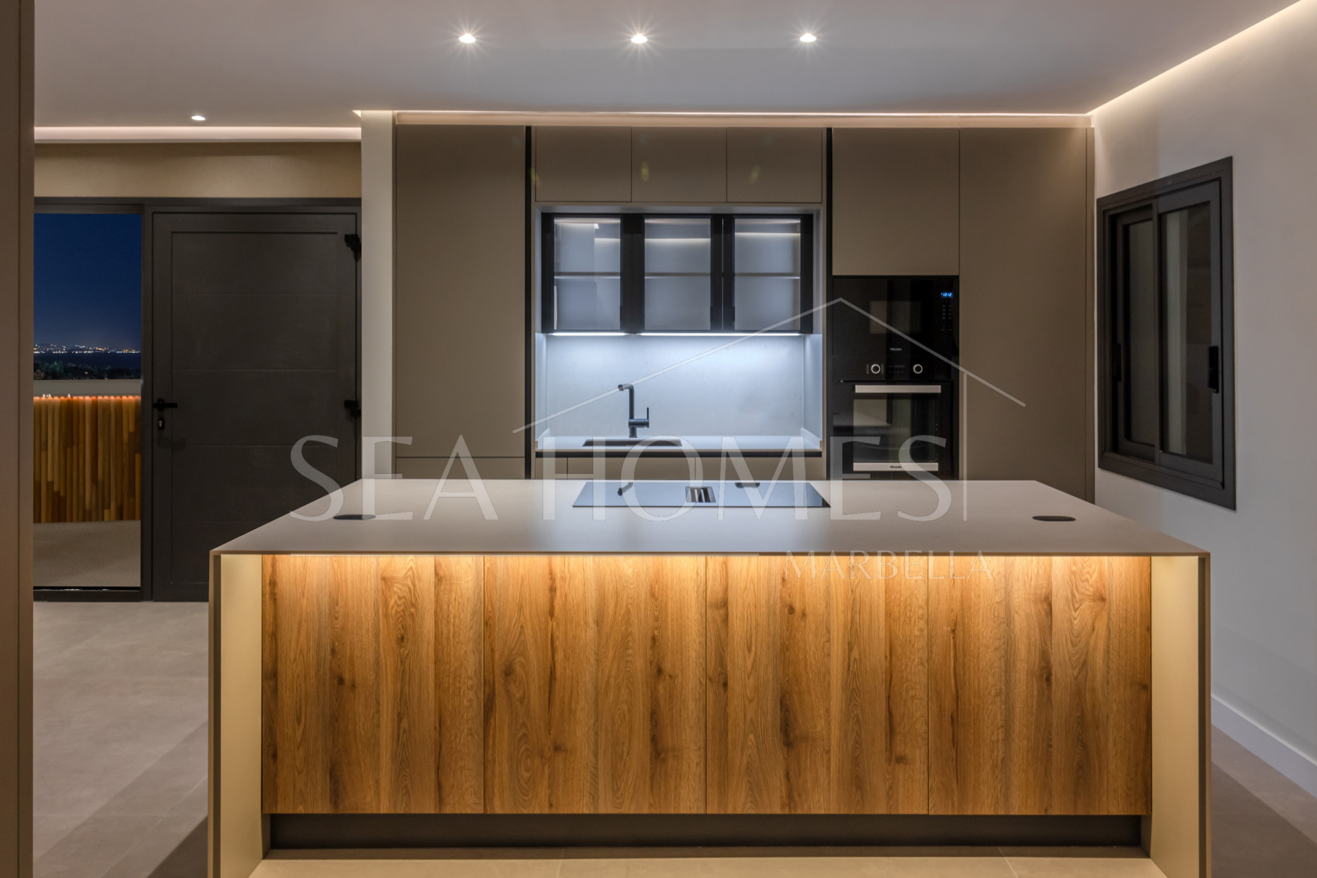 Incredible, beautifully renovated two bedroom penthouse in the gated community of Jardines de Andalucía, Nueva Andalucia