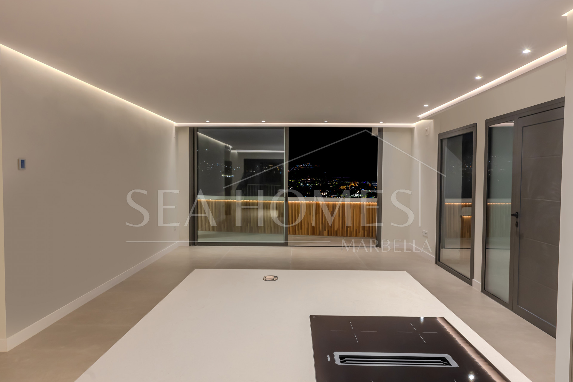 Incredible, beautifully renovated two bedroom penthouse in the gated community of Jardines de Andalucía, Nueva Andalucia