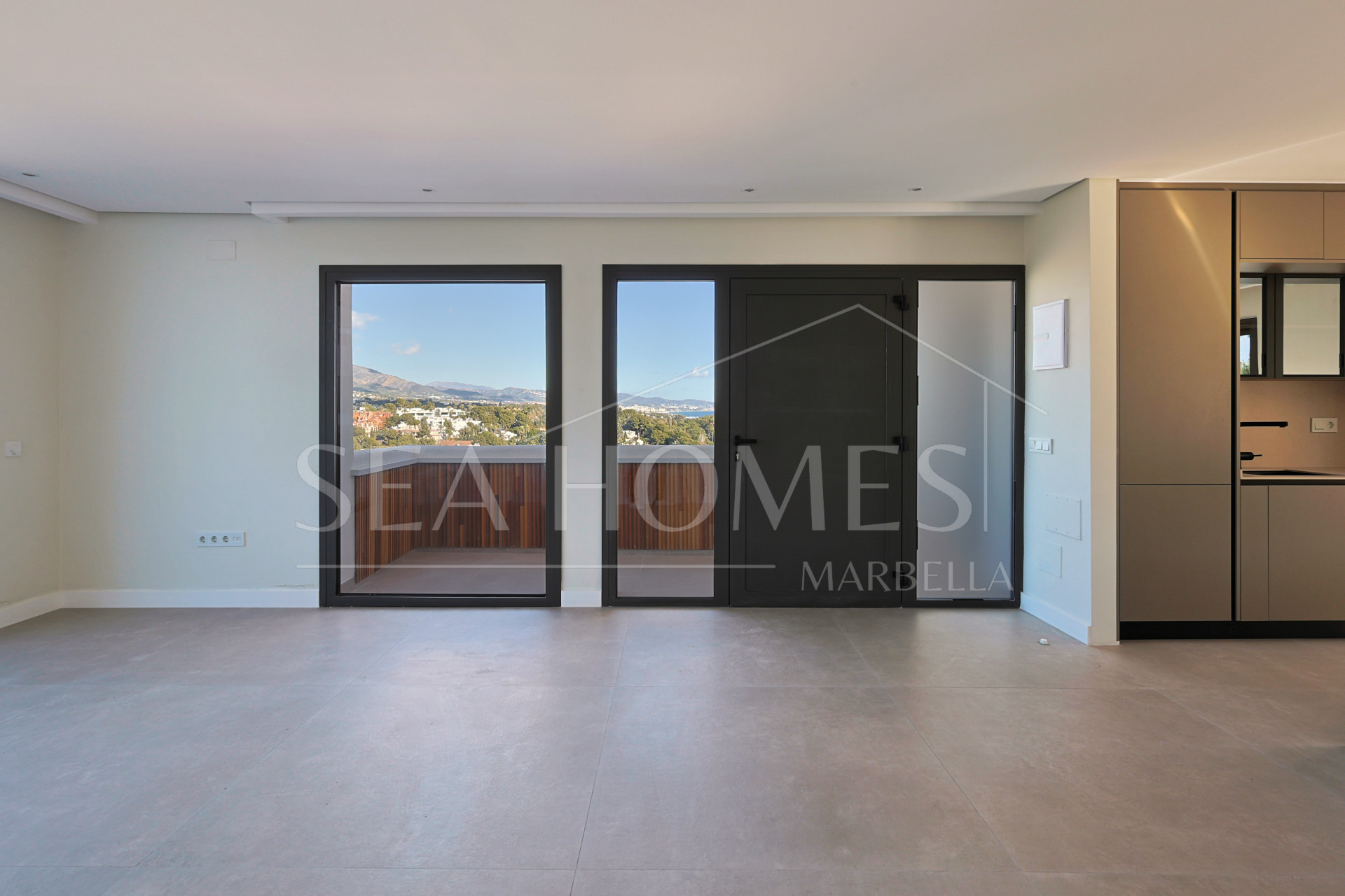 Incredible, beautifully renovated two bedroom penthouse in the gated community of Jardines de Andalucía, Nueva Andalucia