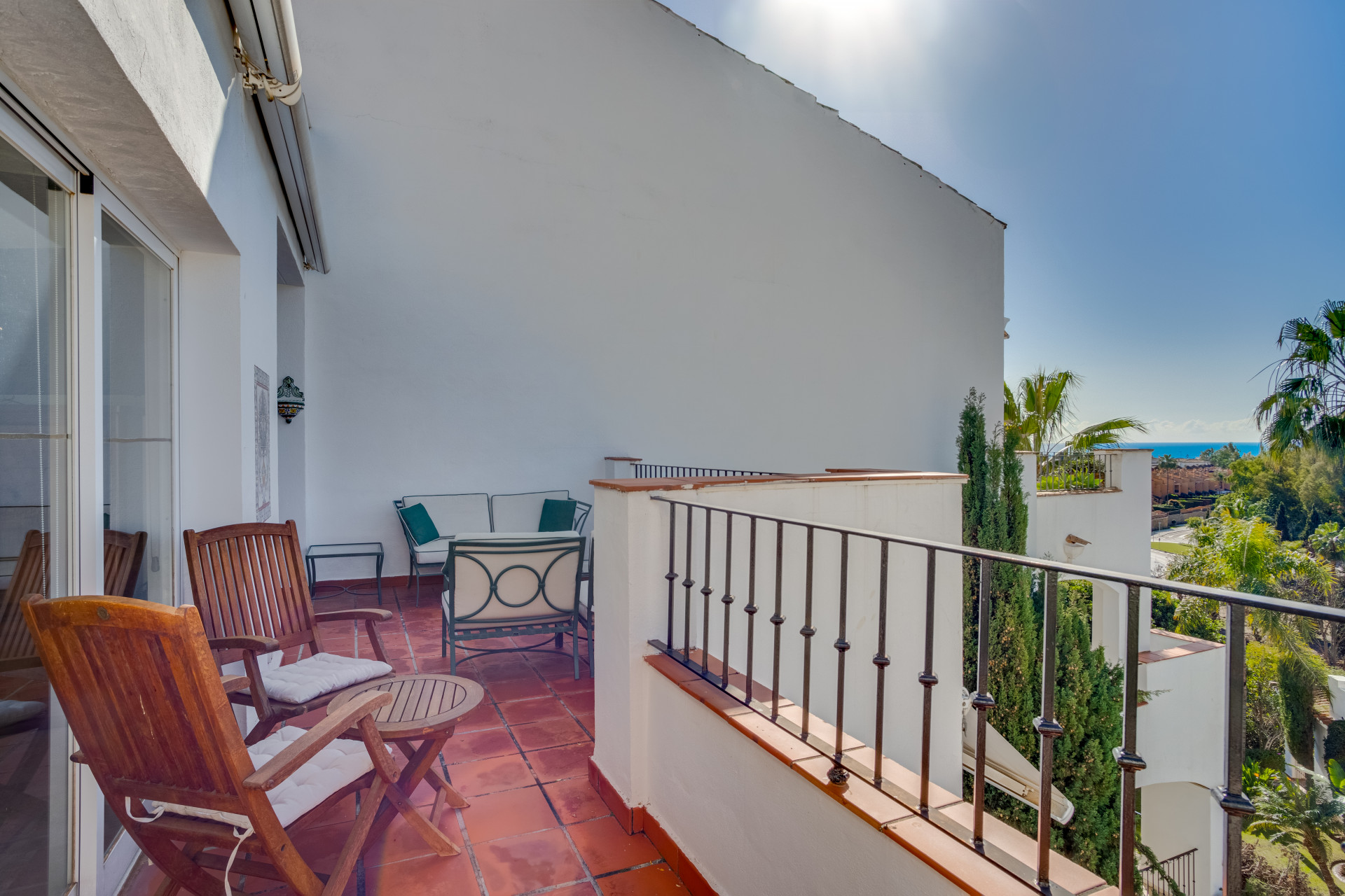 Excellent south facing, three bedroom duplex penthouse located in Señorio de Marbella with sea views