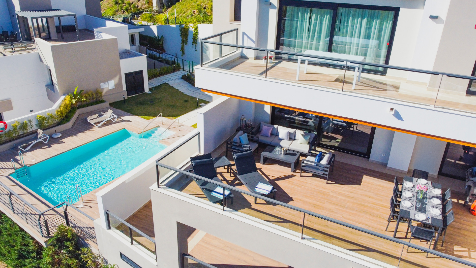 Un apartamento de tres dormitorios bellamente amueblado ubicado en el nuevo y exclusivo complejo residencial privado Marbella Lake.