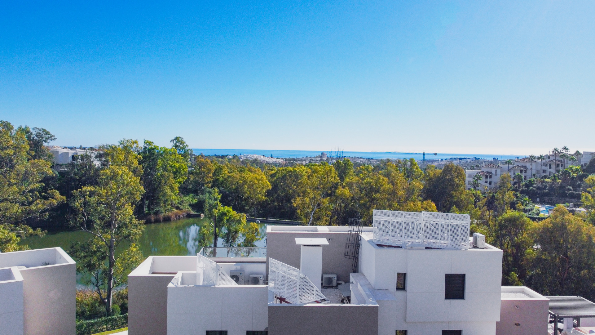 Un apartamento de tres dormitorios bellamente amueblado ubicado en el nuevo y exclusivo complejo residencial privado Marbella Lake.