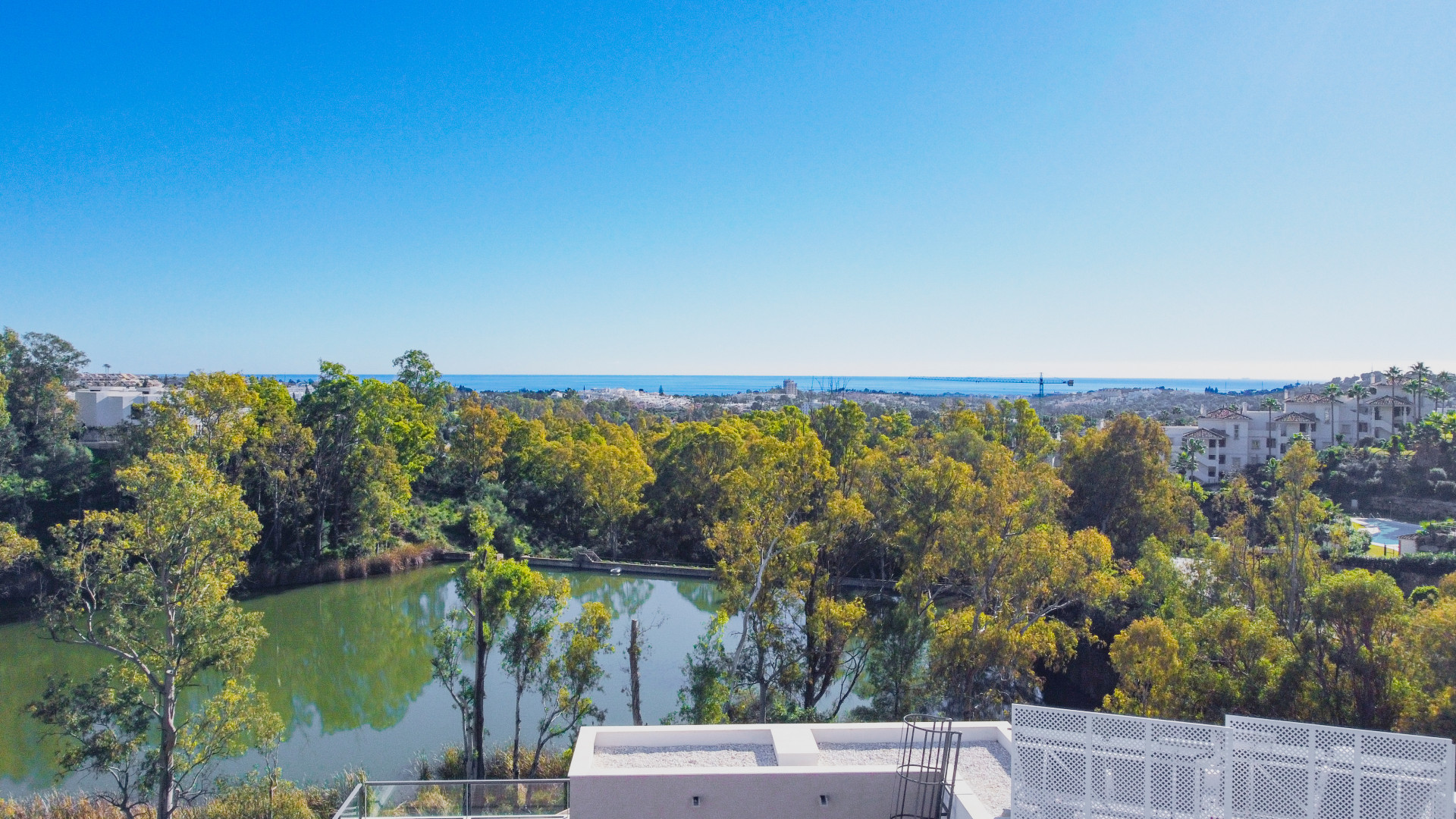 Un apartamento de tres dormitorios bellamente amueblado ubicado en el nuevo y exclusivo complejo residencial privado Marbella Lake.