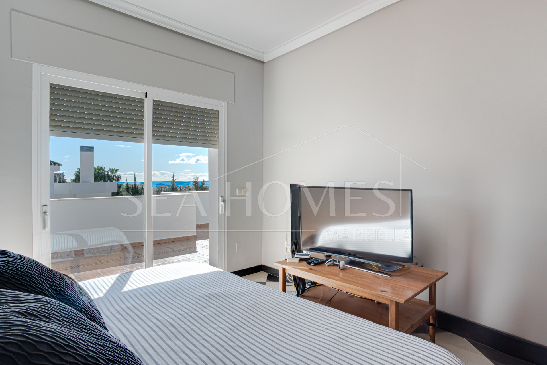 Spacious five-Bedroom Villa in Xarblanca, Marbella with sea views