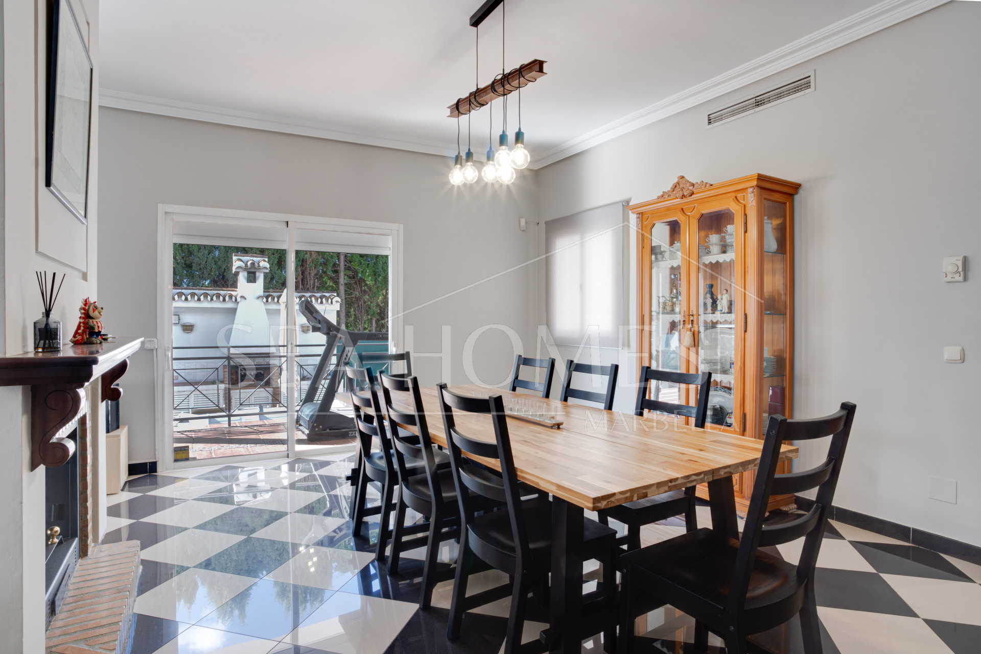 Spacious five-Bedroom Villa in Xarblanca, Marbella with sea views