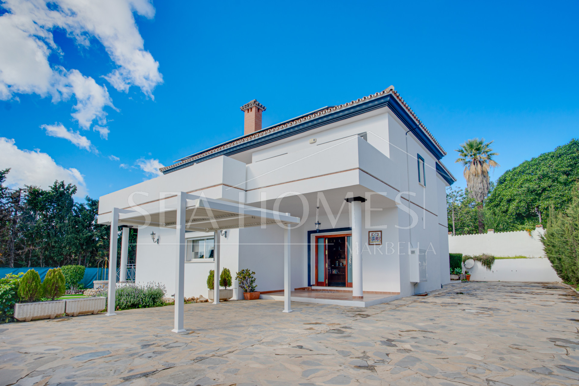 Spacious five-Bedroom Villa in Xarblanca, Marbella with sea views