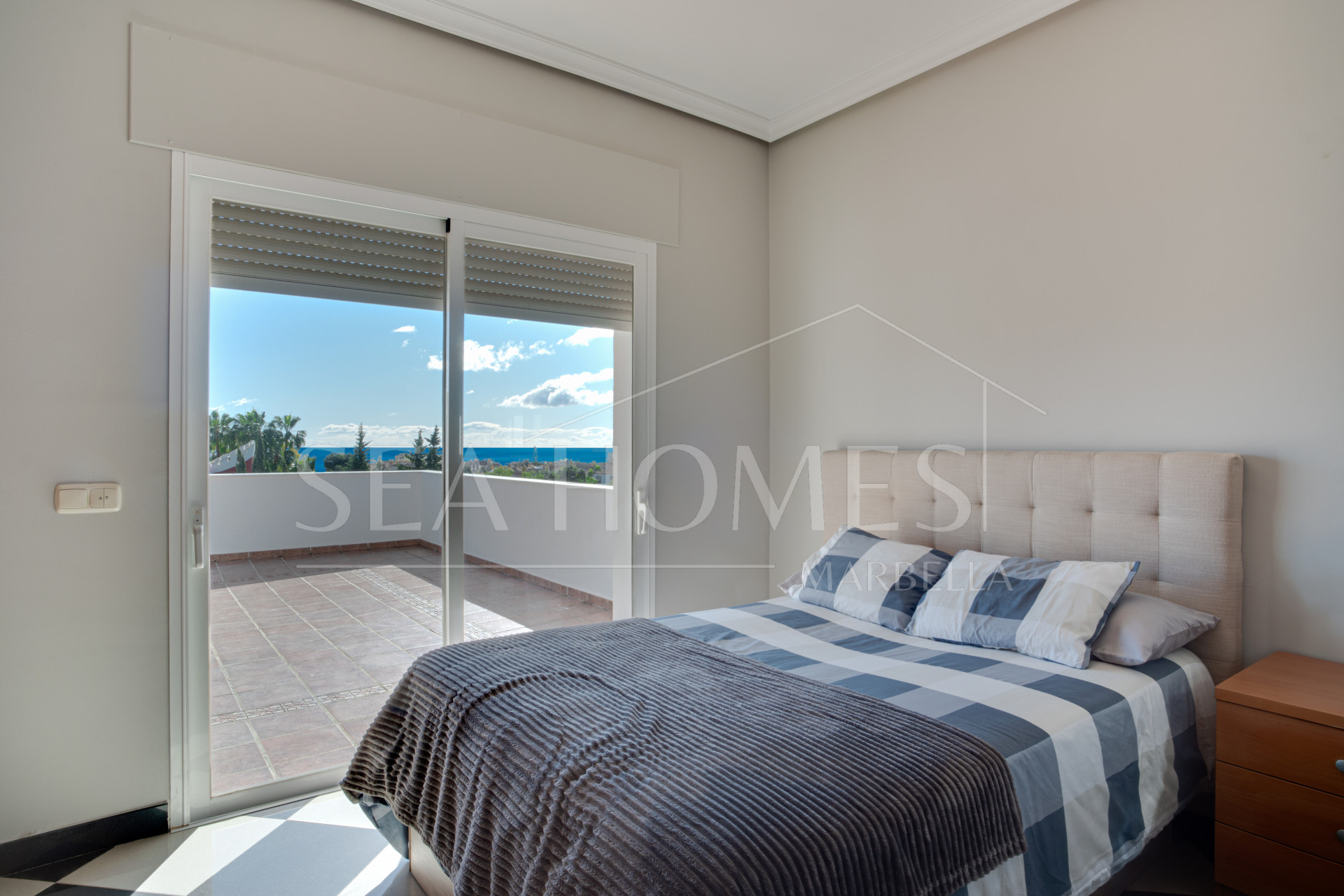 Spacious five-Bedroom Villa in Xarblanca, Marbella with sea views