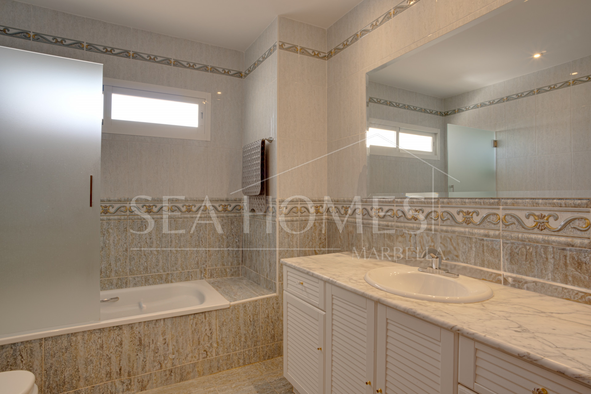 Spacious five-Bedroom Villa in Xarblanca, Marbella with sea views