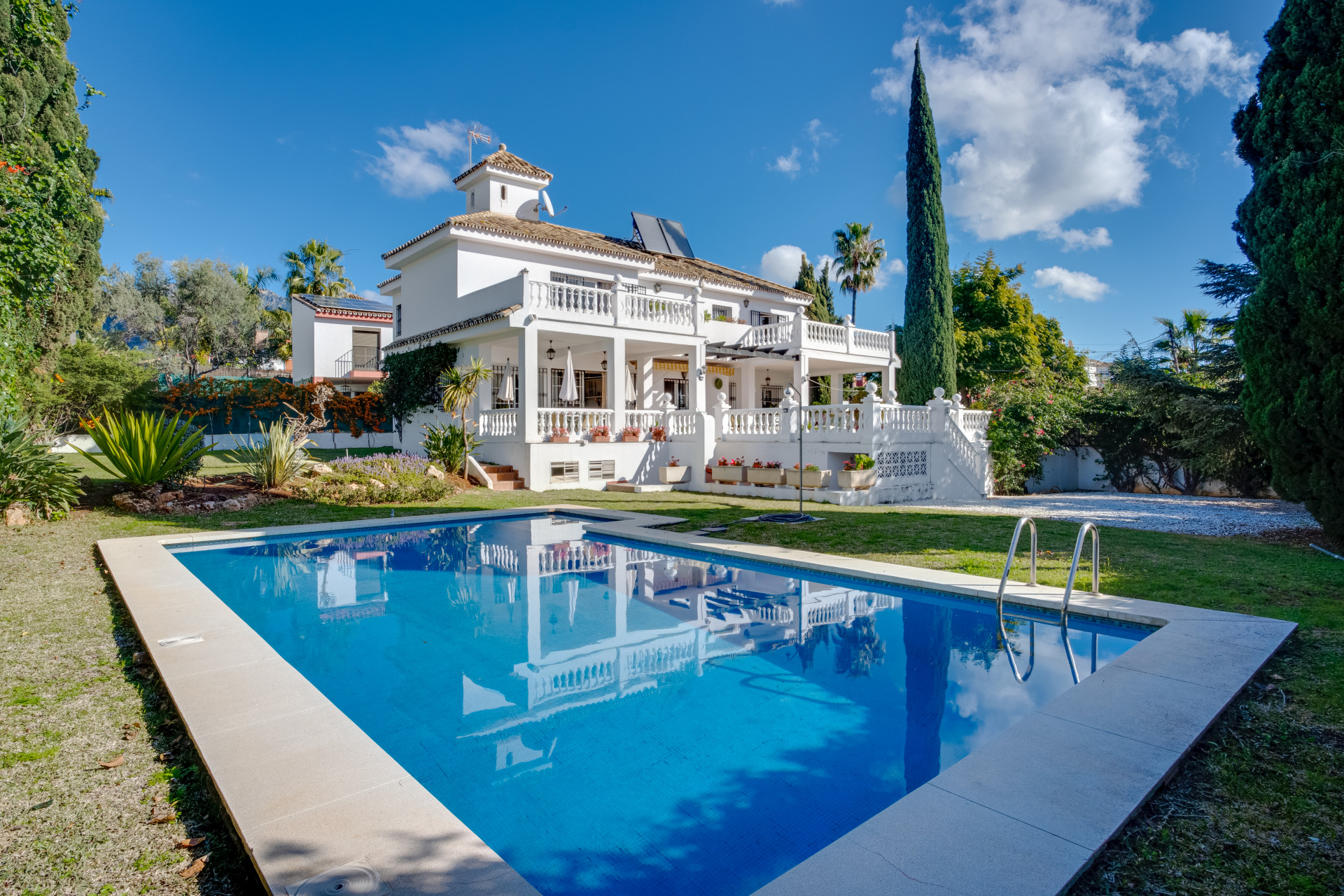 Amplia villa orientada al sur con seis dormitorios en Marbella, con vistas al mar