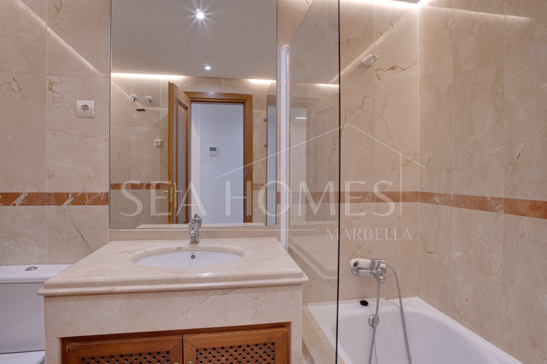 Beautifully renovated two-bedroom beachside apartment in the exclusive area of Alicate Playa, Las Chapas