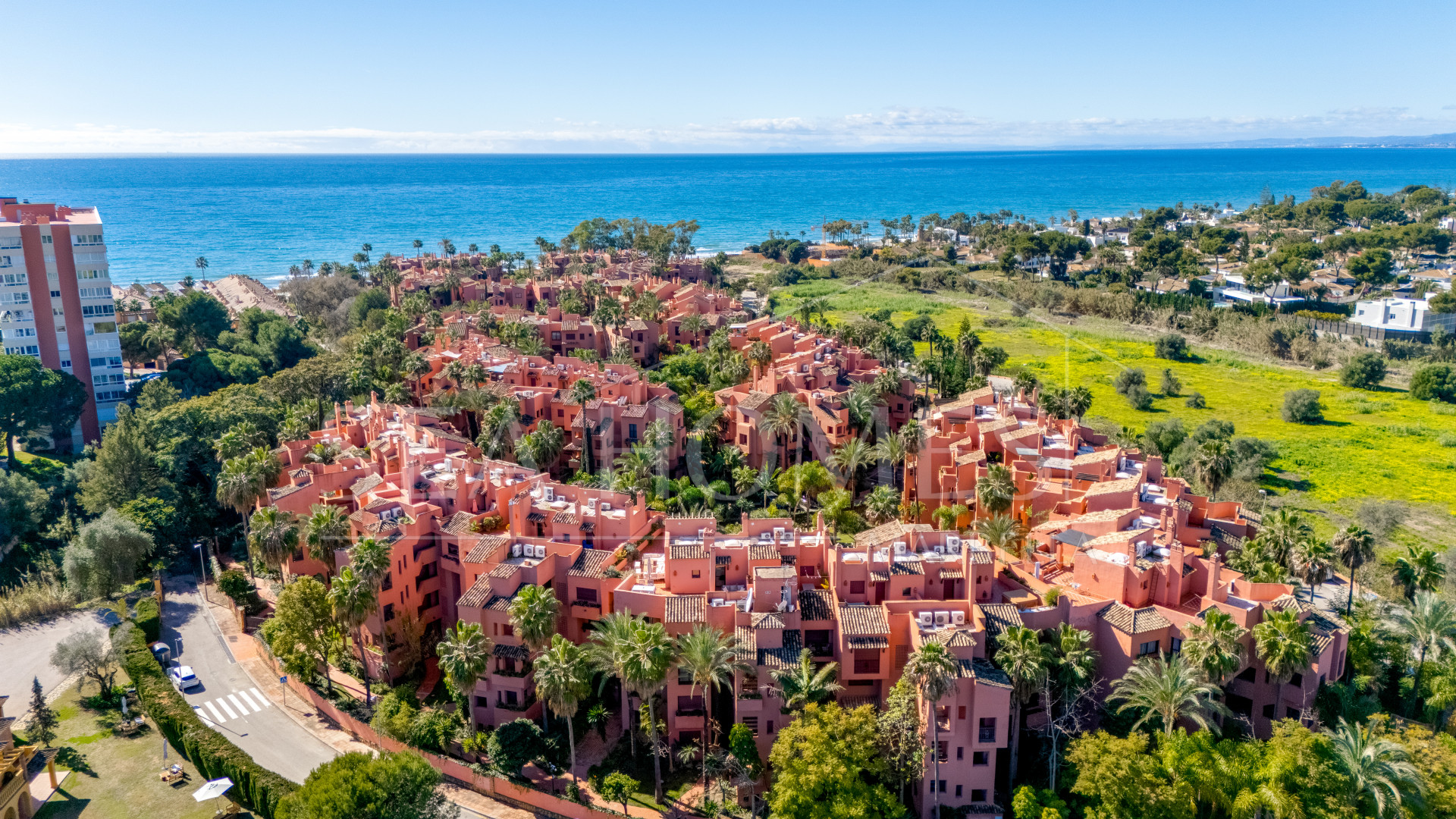Beautifully renovated two-bedroom beachside apartment in the exclusive area of Alicate Playa, Las Chapas