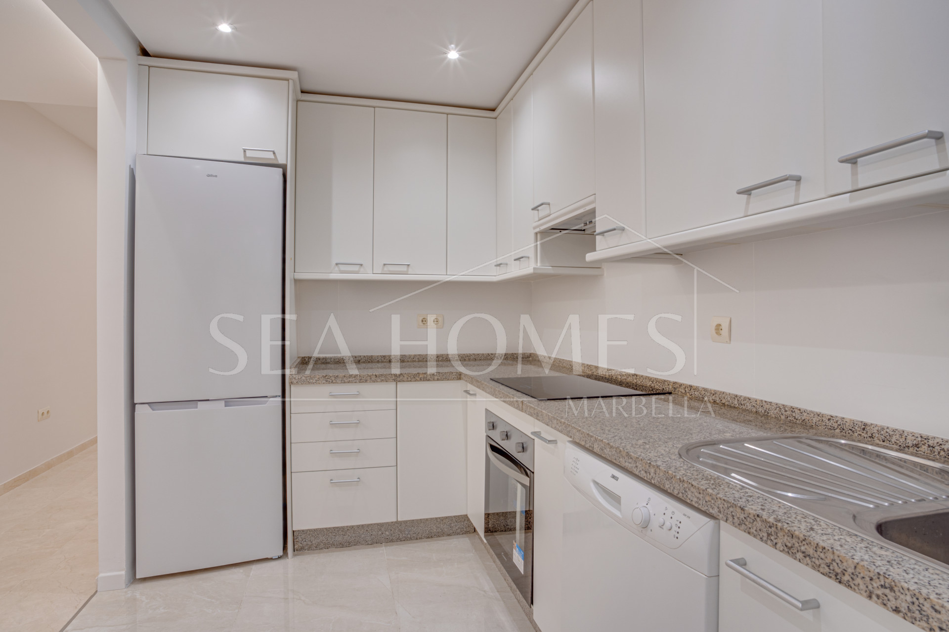 Beautifully renovated two-bedroom beachside apartment in the exclusive area of Alicate Playa, Las Chapas