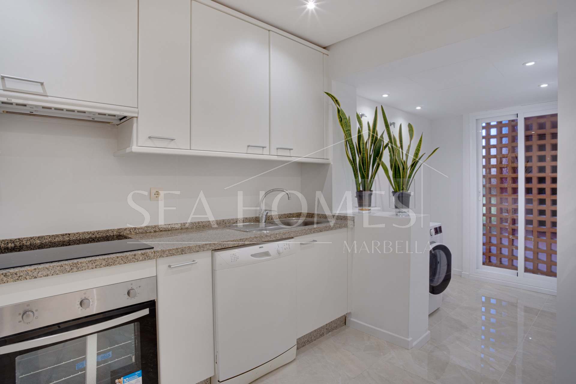 Beautifully renovated two-bedroom beachside apartment in the exclusive area of Alicate Playa, Las Chapas