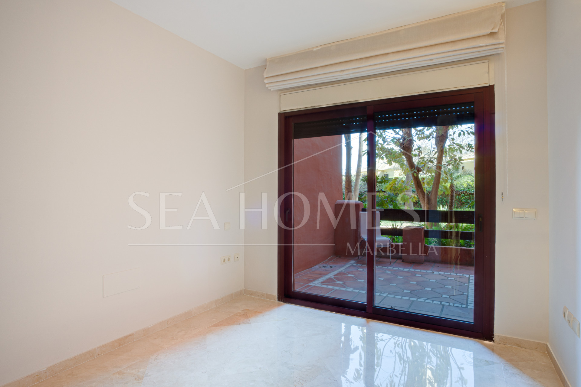 Beautifully renovated two-bedroom beachside apartment in the exclusive area of Alicate Playa, Las Chapas