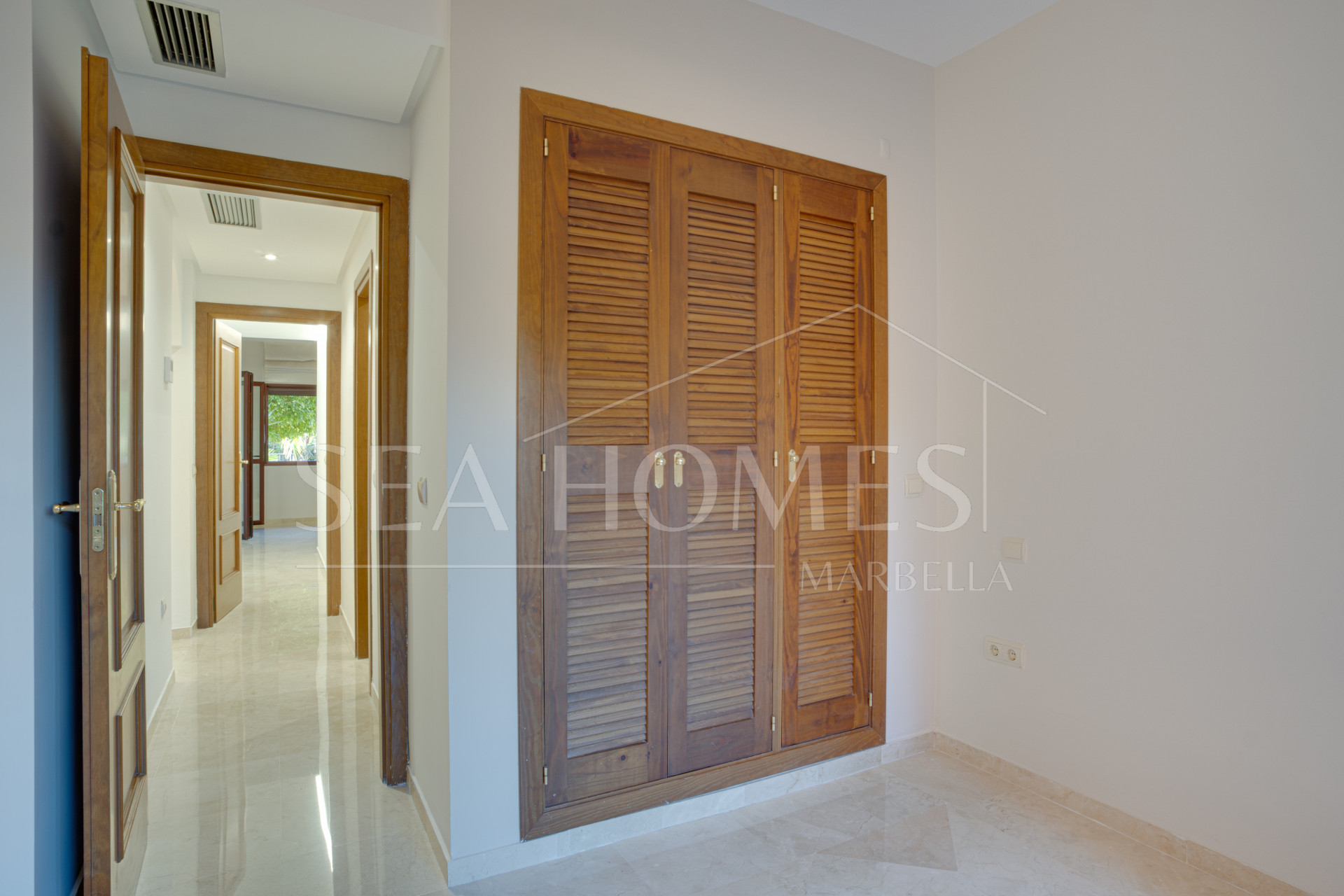 Beautifully renovated two-bedroom beachside apartment in the exclusive area of Alicate Playa, Las Chapas
