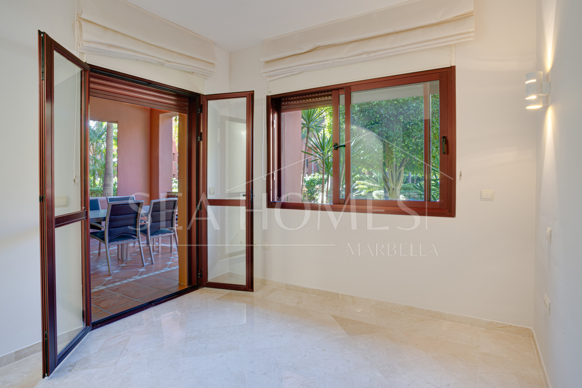Beautifully renovated two-bedroom beachside apartment in the exclusive area of Alicate Playa, Las Chapas