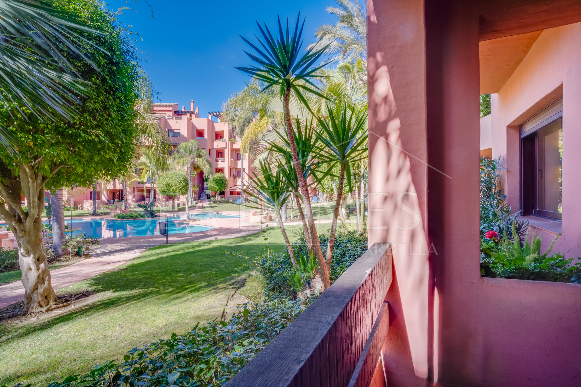 Beautifully renovated two-bedroom beachside apartment in the exclusive area of Alicate Playa, Las Chapas