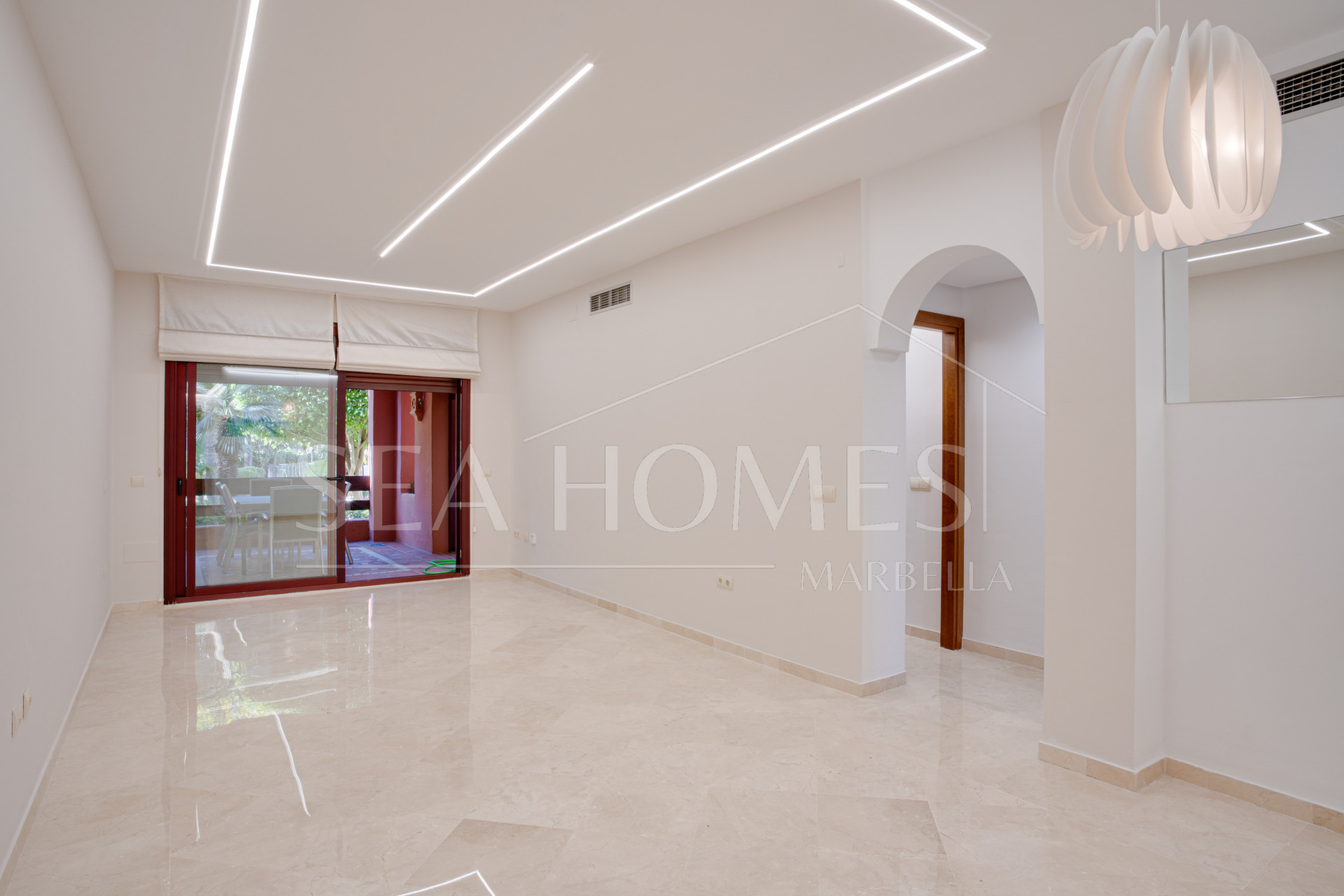 Beautifully renovated two-bedroom beachside apartment in the exclusive area of Alicate Playa, Las Chapas