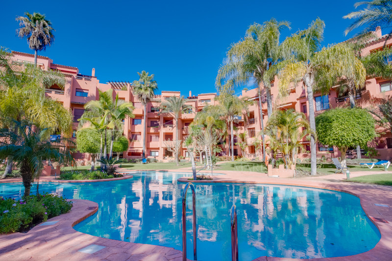 Beautifully renovated two-bedroom beachside apartment in the exclusive area of Alicate Playa, Las Chapas