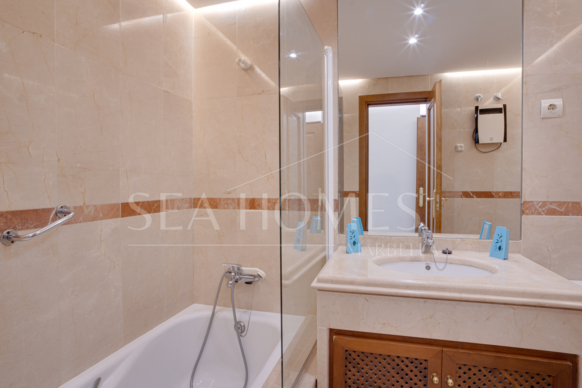 Beautifully renovated two-bedroom beachside apartment in the exclusive area of Alicate Playa, Las Chapas