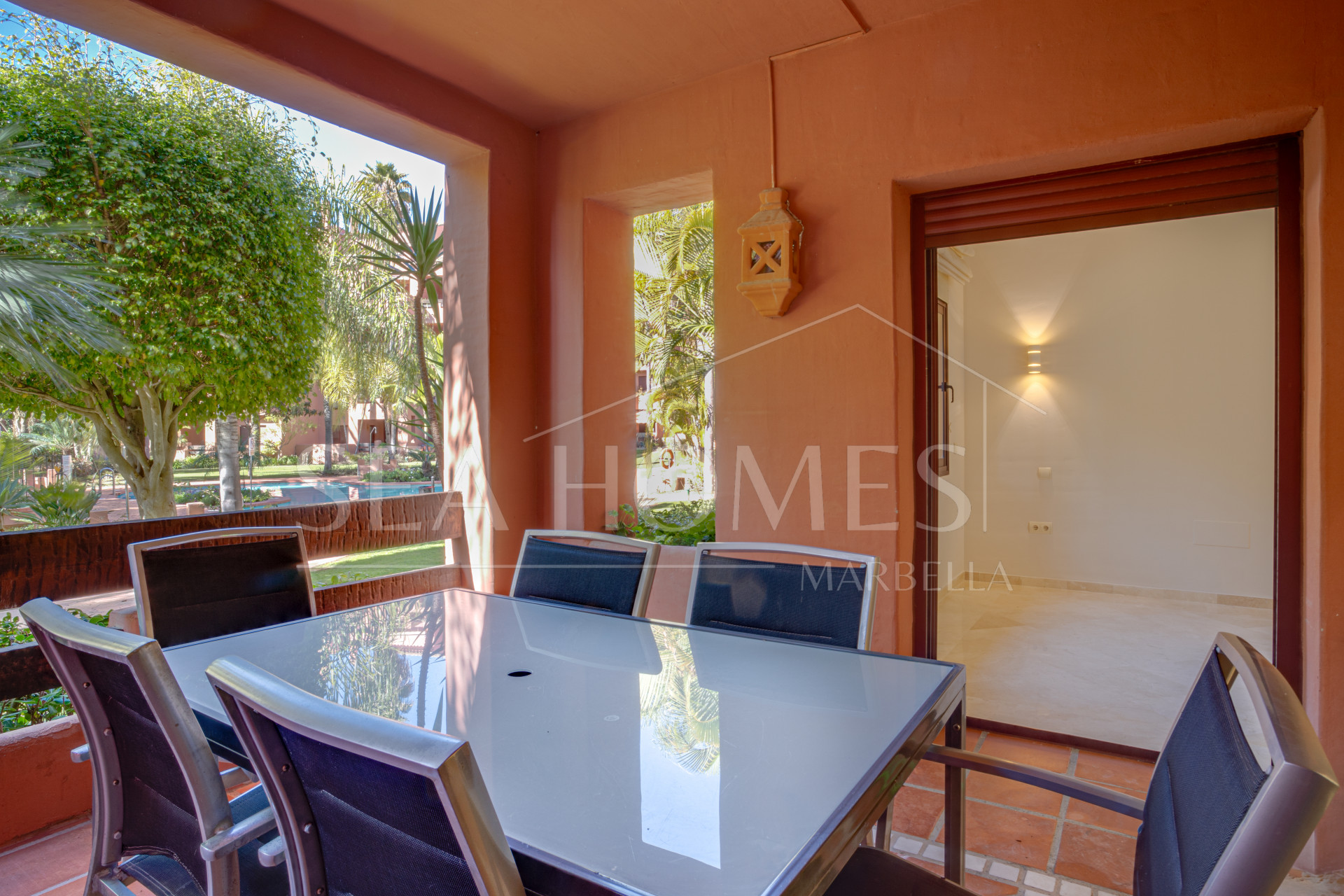 Beautifully renovated two-bedroom beachside apartment in the exclusive area of Alicate Playa, Las Chapas