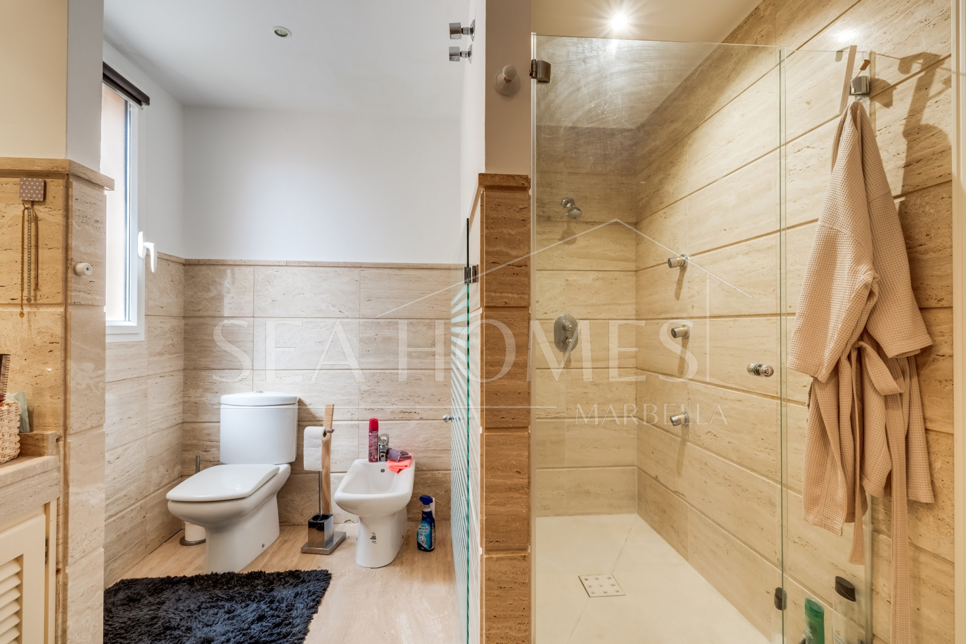 Elegant south-facing two-bedroom elevated ground floor apartment located in the exclusive gated community of Albatross Hill in Nueva Andalucía.