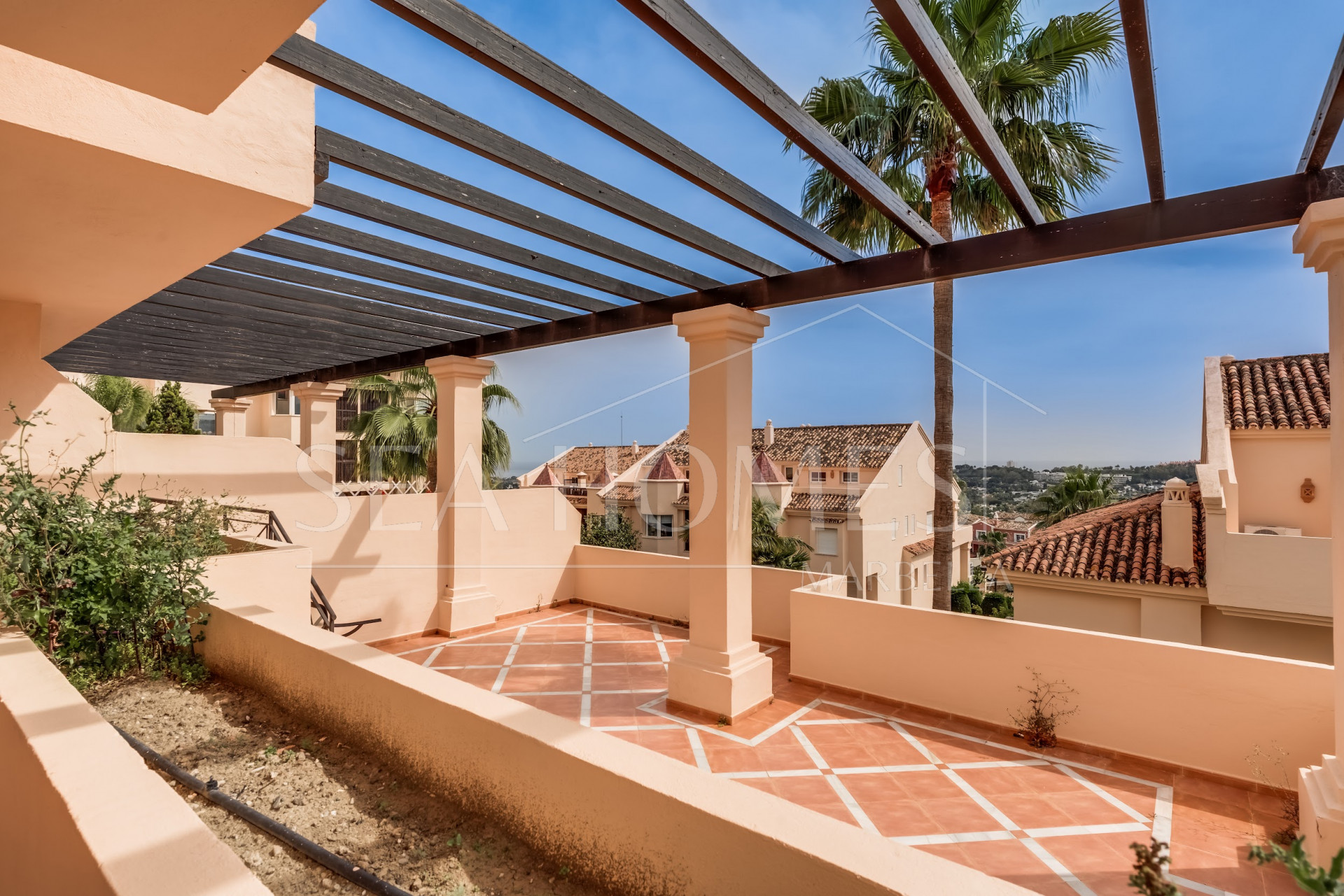 Elegant south-facing two-bedroom elevated ground floor apartment located in the exclusive gated community of Albatross Hill in Nueva Andalucía.