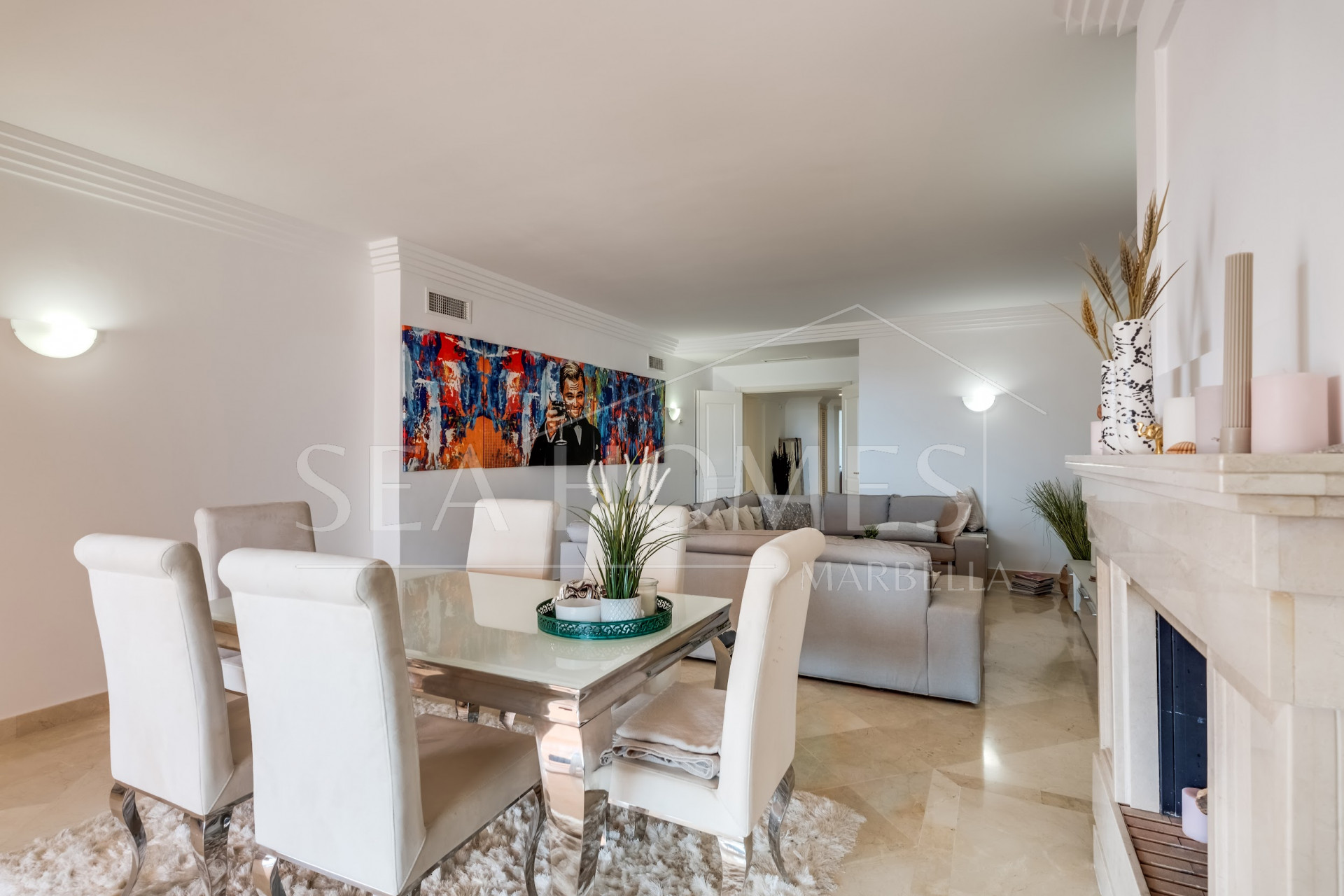 Elegant south-facing two-bedroom elevated ground floor apartment located in the exclusive gated community of Albatross Hill in Nueva Andalucía.