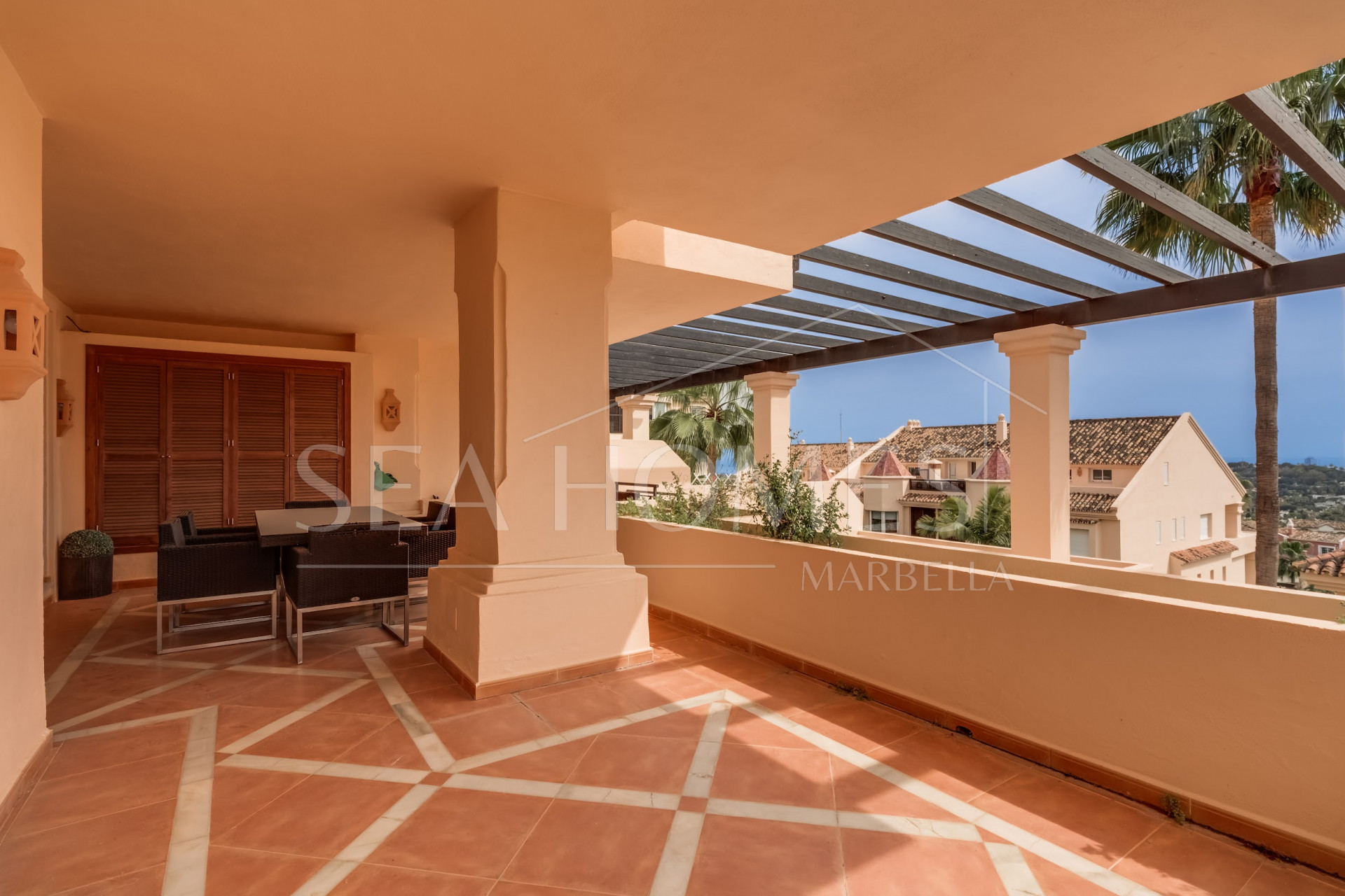 Elegant south-facing two-bedroom elevated ground floor apartment located in the exclusive gated community of Albatross Hill in Nueva Andalucía.