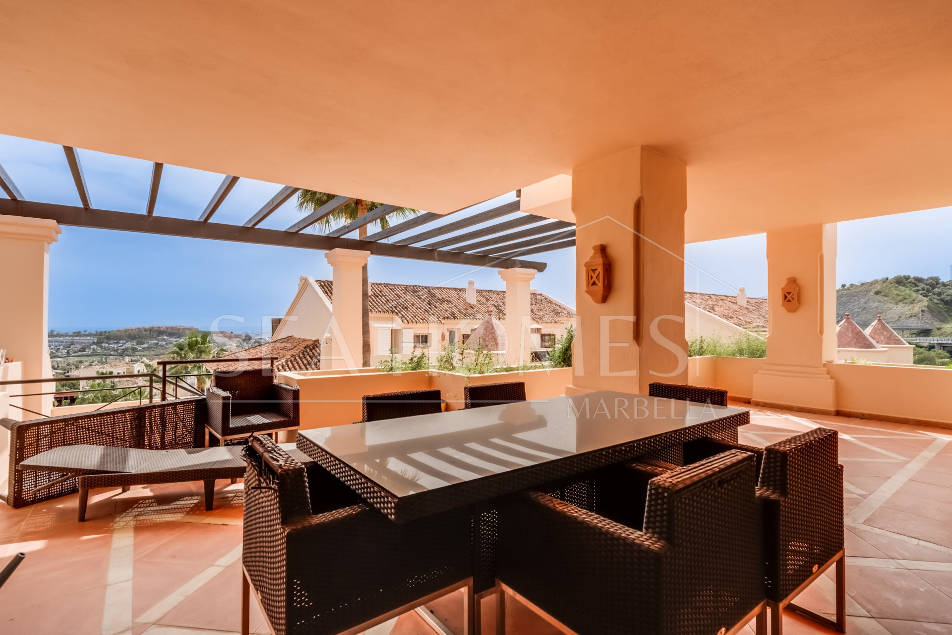 Elegant south-facing two-bedroom elevated ground floor apartment located in the exclusive gated community of Albatross Hill in Nueva Andalucía.